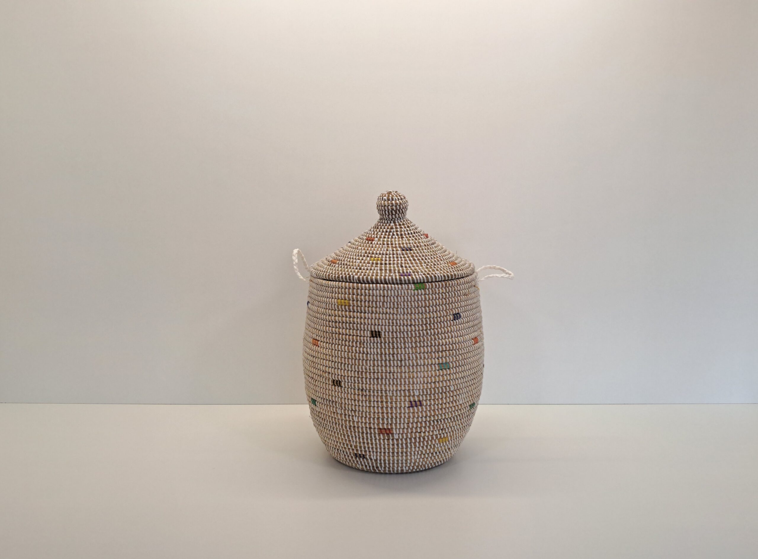 TEGELE PEQUEÑO ~ CESTA CON TAPA TRADICIONAL BLANCO Y COLORES