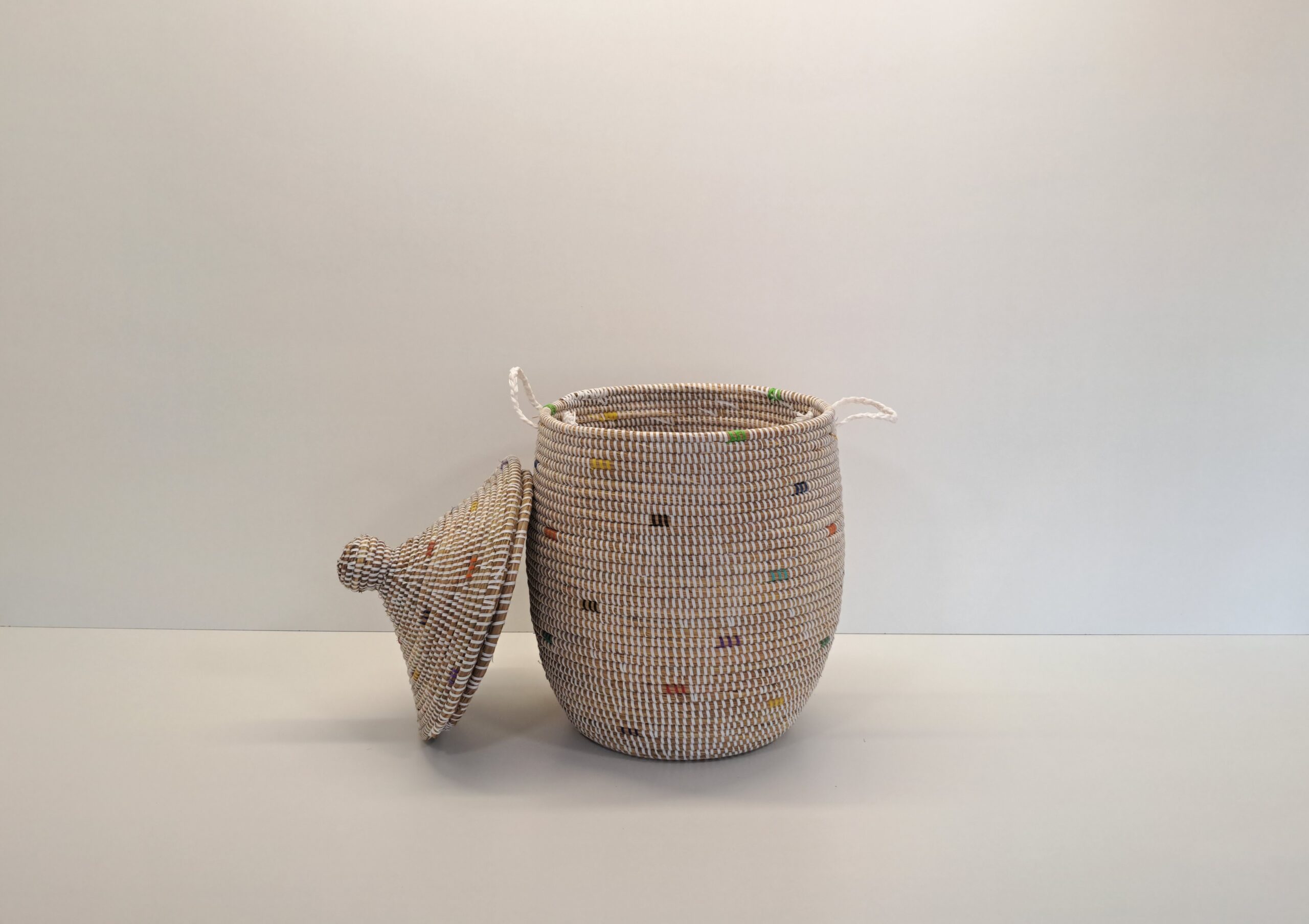 TEGELE PEQUEÑO ~ CESTA CON TAPA TRADICIONAL BLANCO Y COLORES - Imagen 2