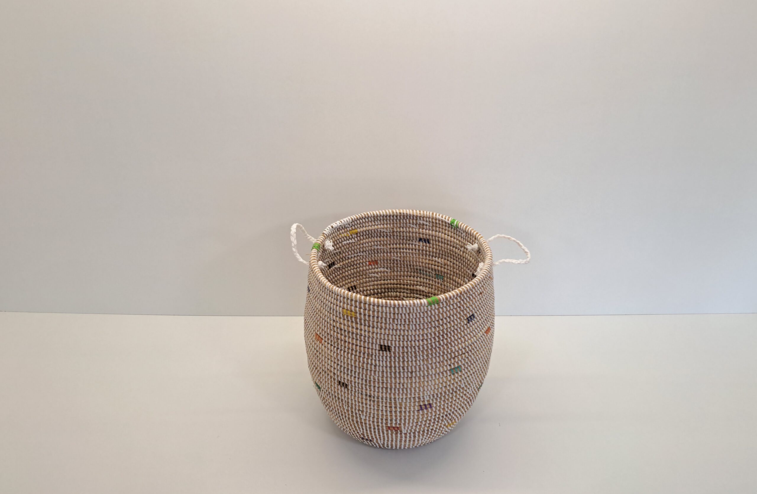 TEGELE PEQUEÑO ~ CESTA CON TAPA TRADICIONAL BLANCO Y COLORES - Imagen 4