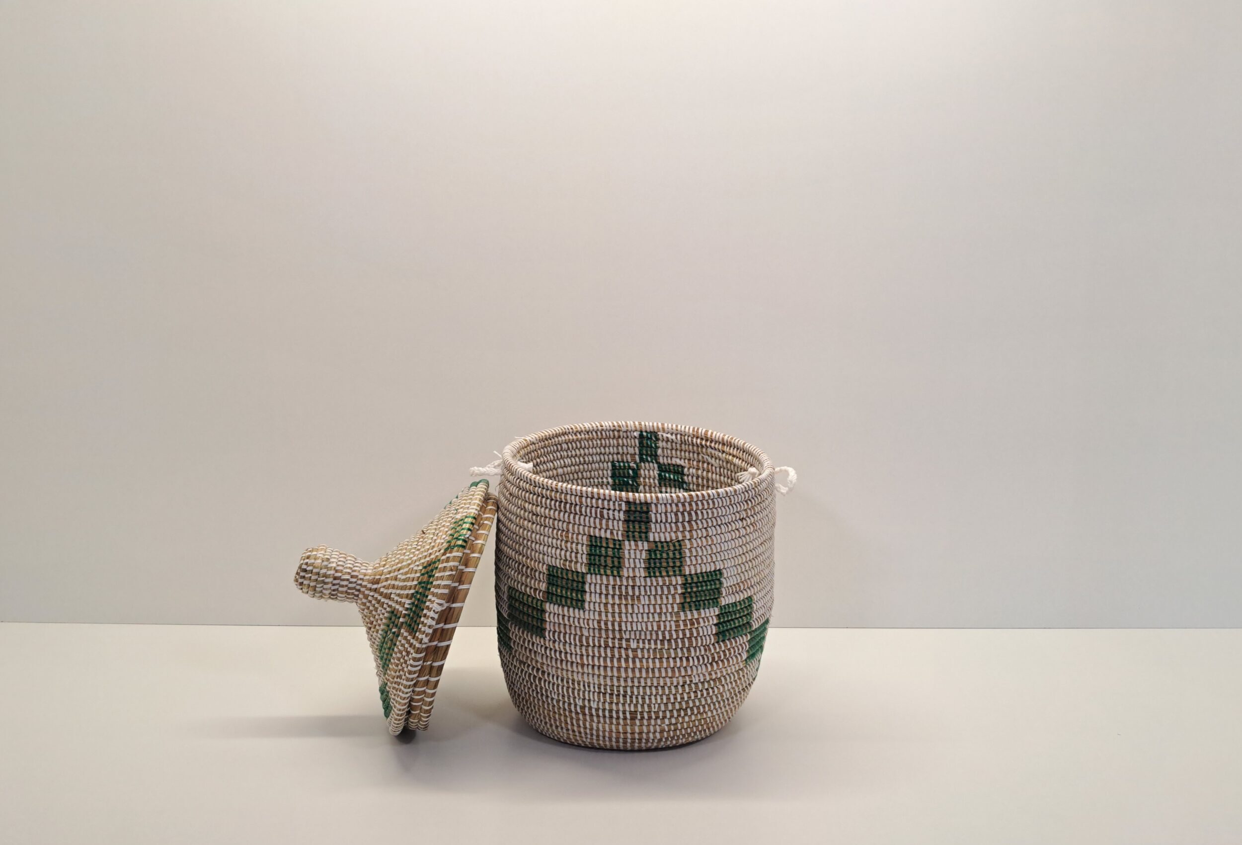 TEGELE PEQUEÑO ~ CESTA CON TAPA TRADICIONAL BLANCO Y VERDE - Imagen 3