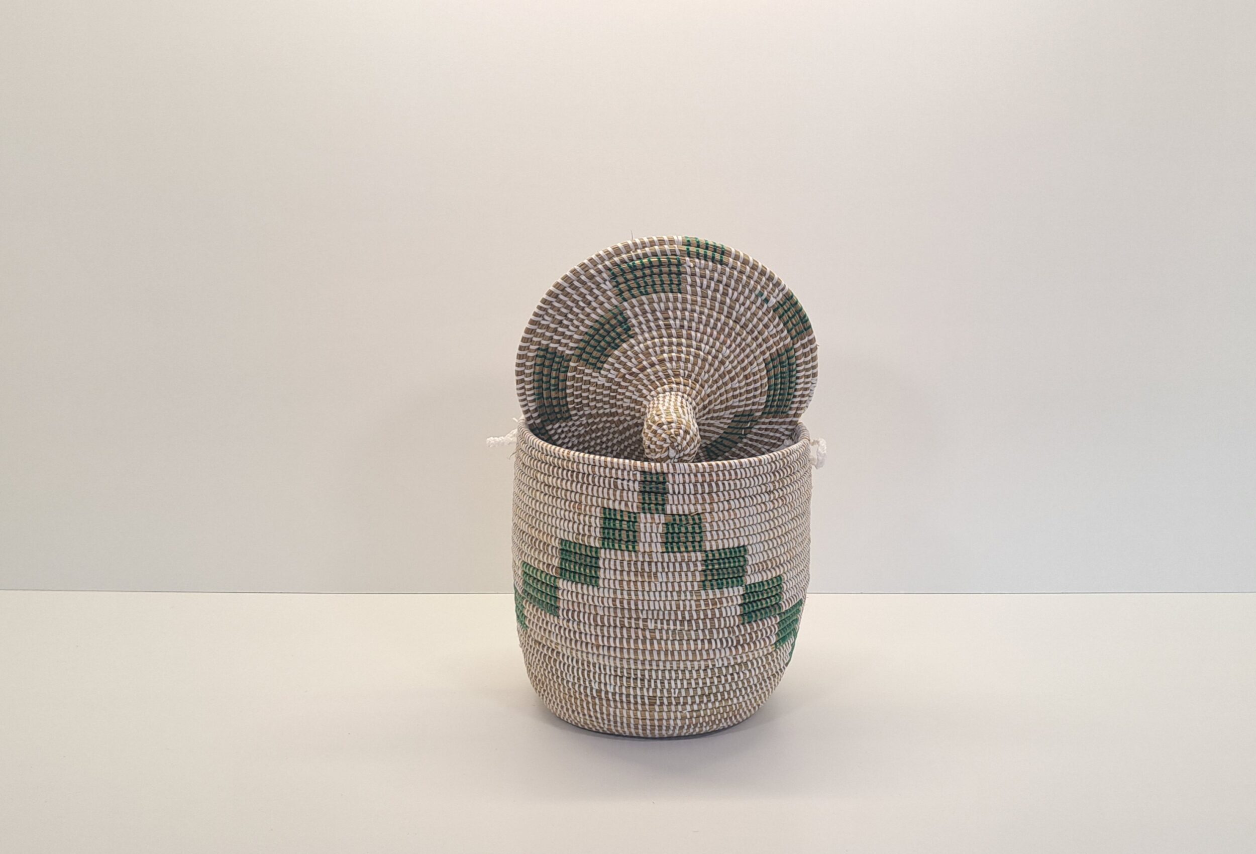 TEGELE PEQUEÑO ~ CESTA CON TAPA TRADICIONAL BLANCO Y VERDE - Imagen 2