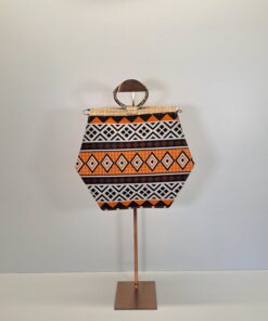 Alternative view of Bolso Hexagonal de Mano Artesanal "Patrones Ancestrales"