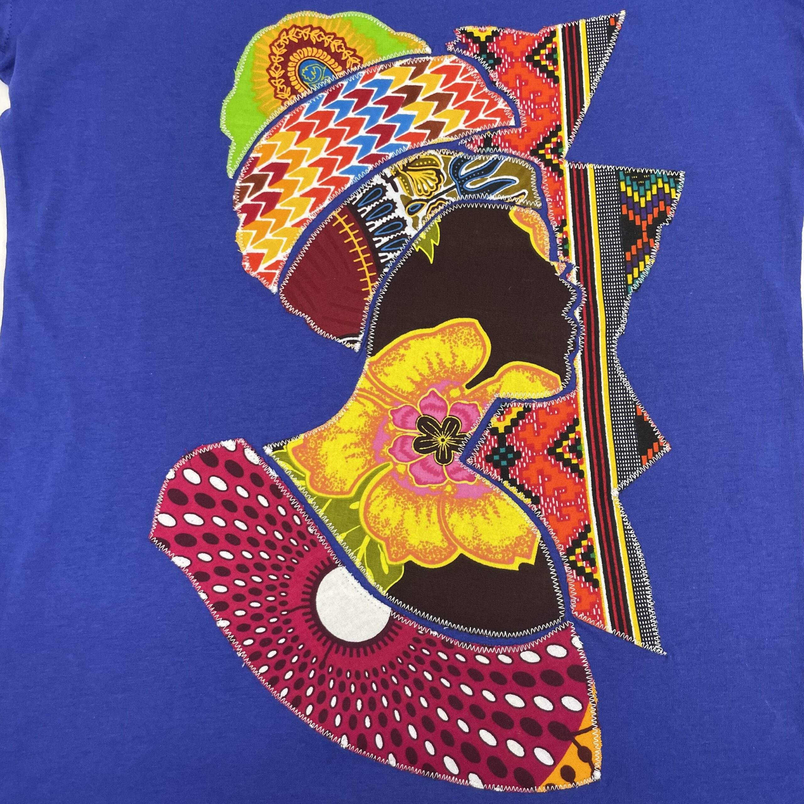 XANA Camiseta Artesanal "El Segundo Turbante de la Reina" – Color Azul y Aplique Hecho a Mano (Talla M) - Imagen 4