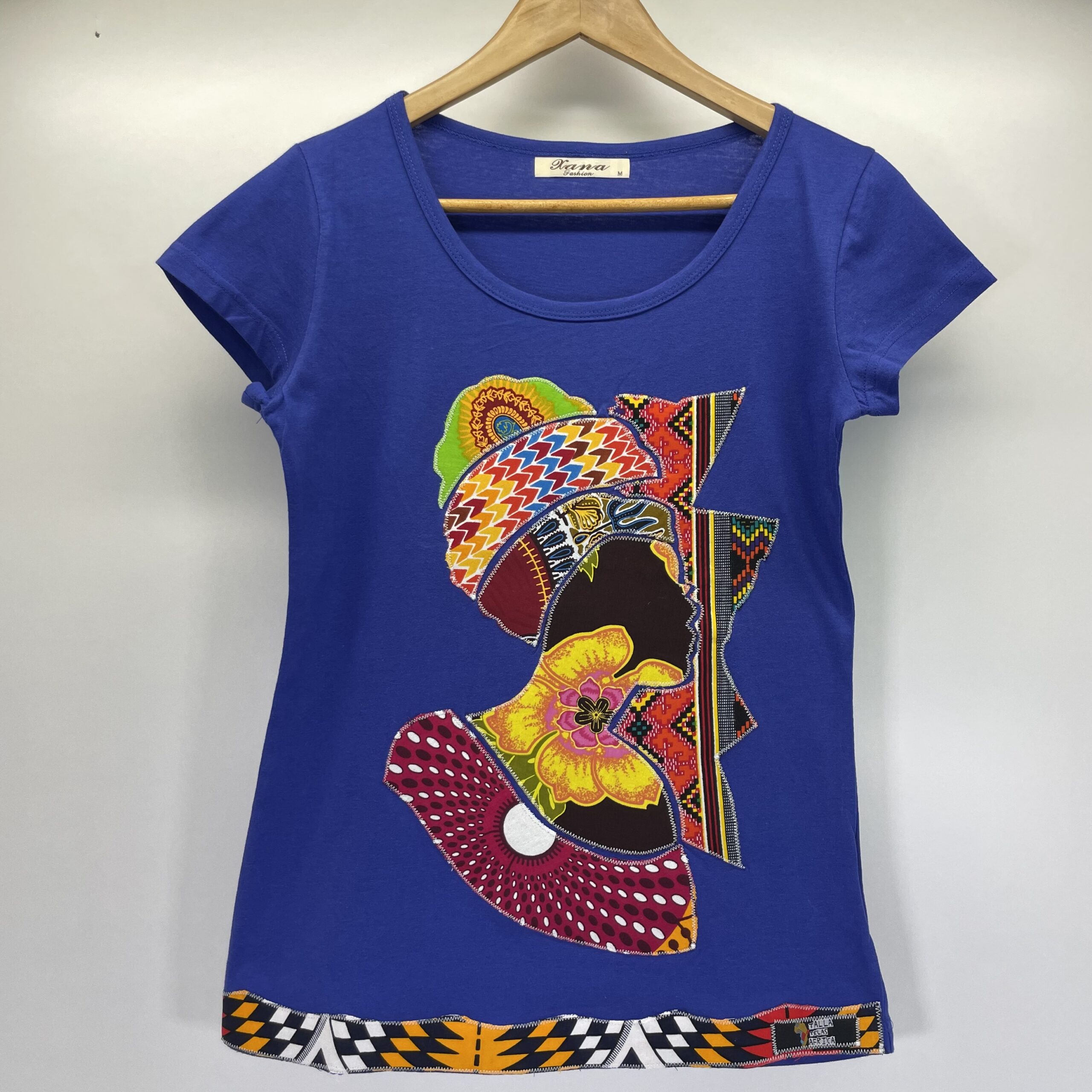 XANA Camiseta Artesanal "El Segundo Turbante de la Reina" – Color Azul y Aplique Hecho a Mano (Talla M)