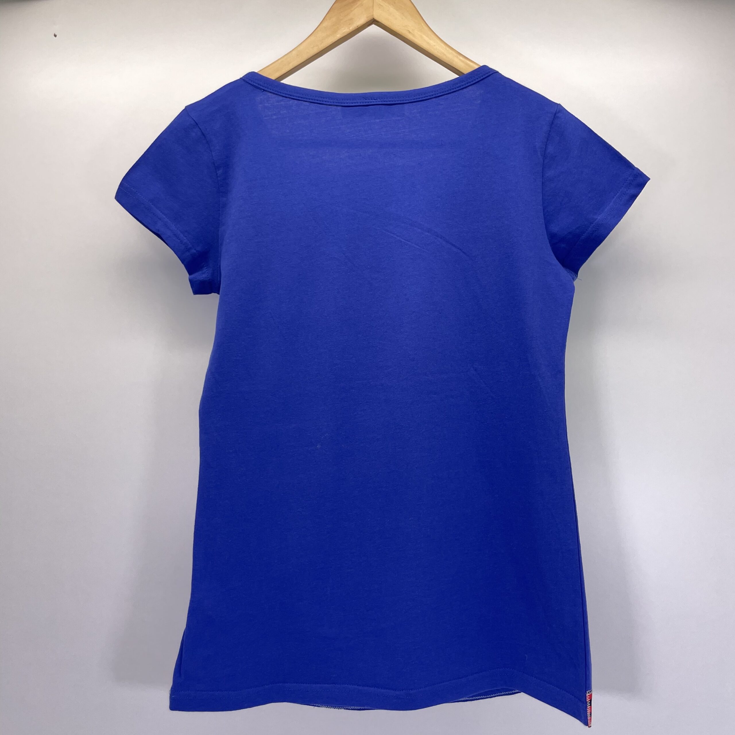 XANA Camiseta Artesanal "El Segundo Turbante de la Reina" – Color Azul y Aplique Hecho a Mano (Talla M) - Imagen 2