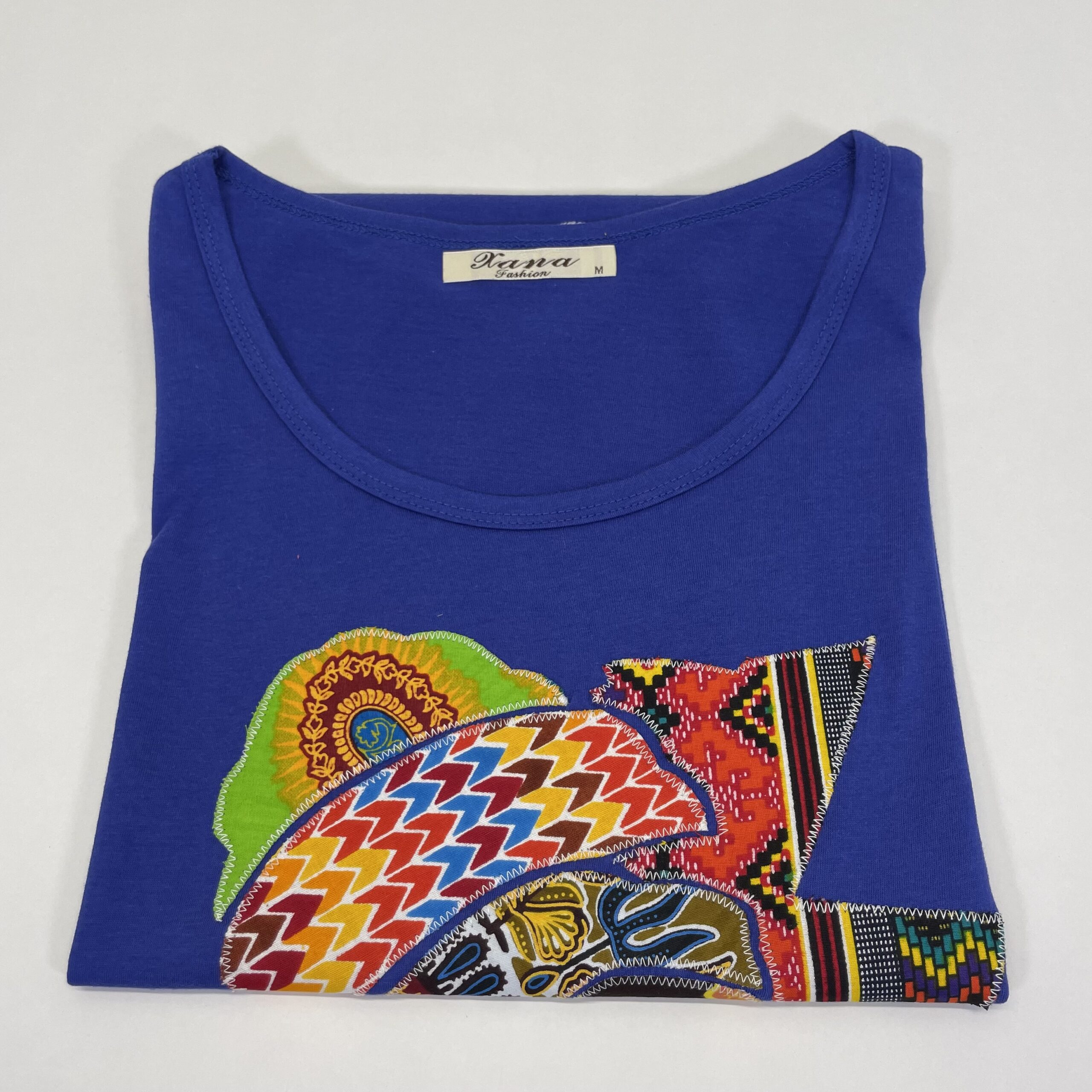 XANA Camiseta Artesanal "El Segundo Turbante de la Reina" – Color Azul y Aplique Hecho a Mano (Talla M) - Imagen 5