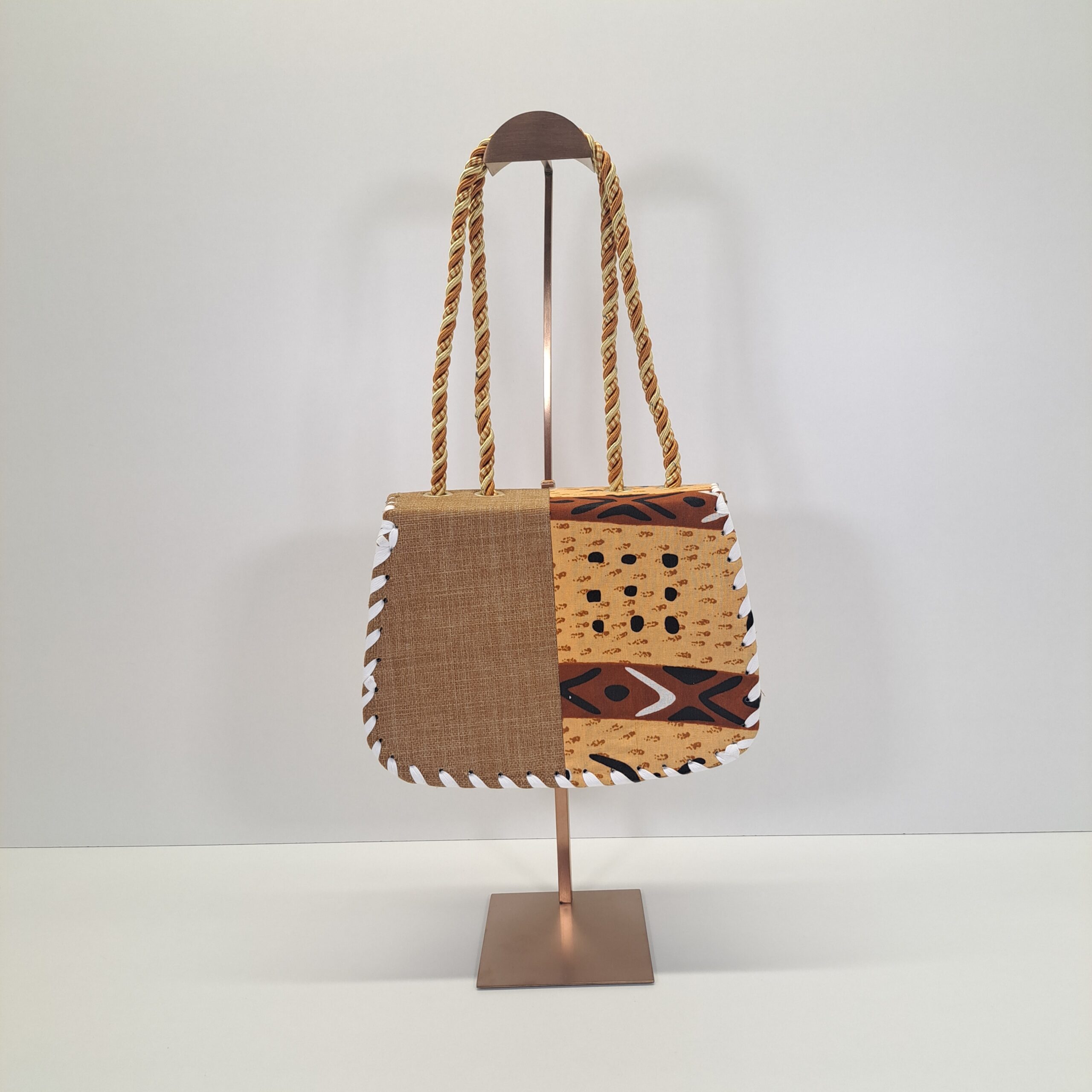 Bolso Caja "Santuario Étnico" – Hecho a Mano en Yute Natural y Asas de Cordón - Imagen 2