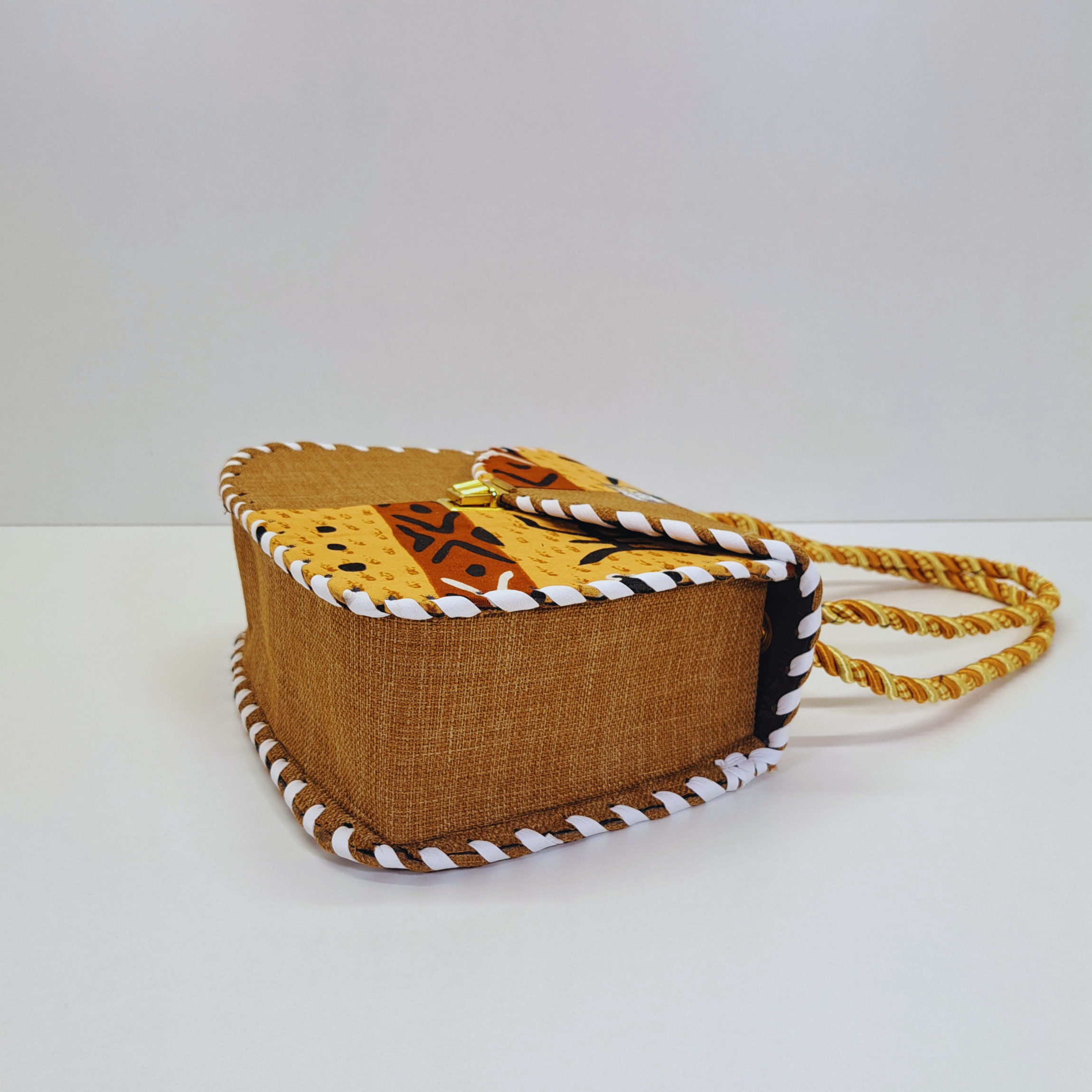 Bolso Caja "Santuario Étnico" – Hecho a Mano en Yute Natural y Asas de Cordón - Imagen 5