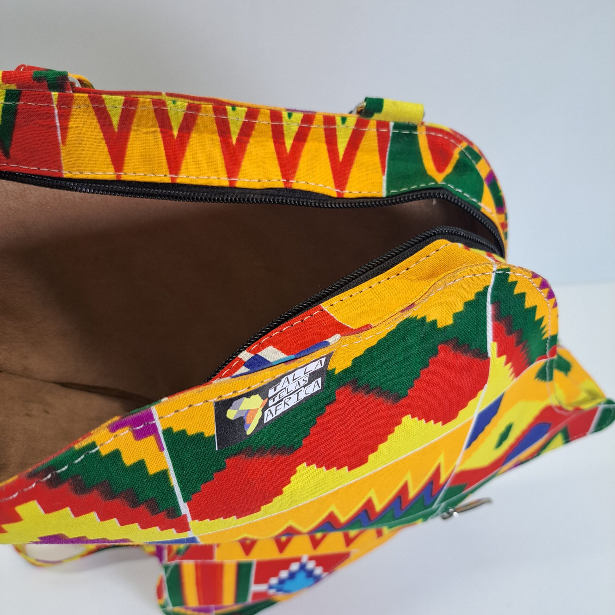 Mochila "Silueta África Kente" – Diseño Único con Forma del Continente - Imagen 4