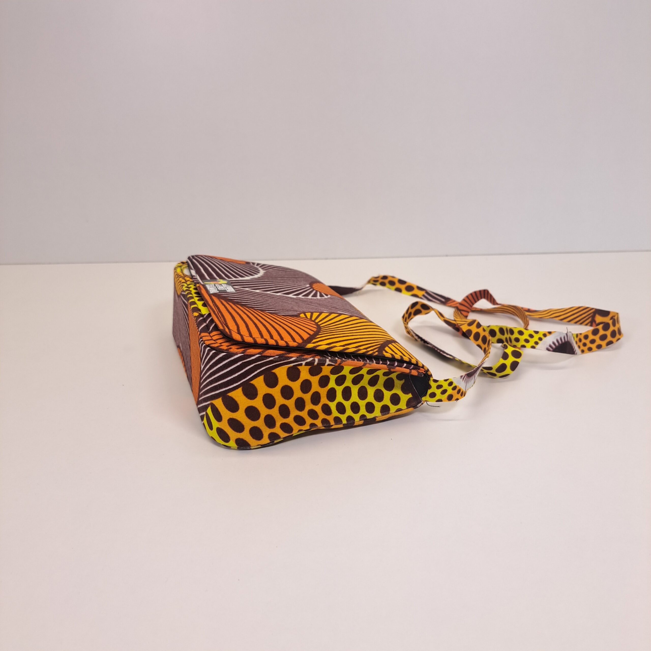 Bolso de Mano & Bandolera "Duna del Sáhara" – Diseño Rígido en Tela Wax - Imagen 5