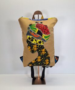 Mochila "Homenaje Maathai" – Diseño Único Hecho a Mano con Perfil Africano (Camel)