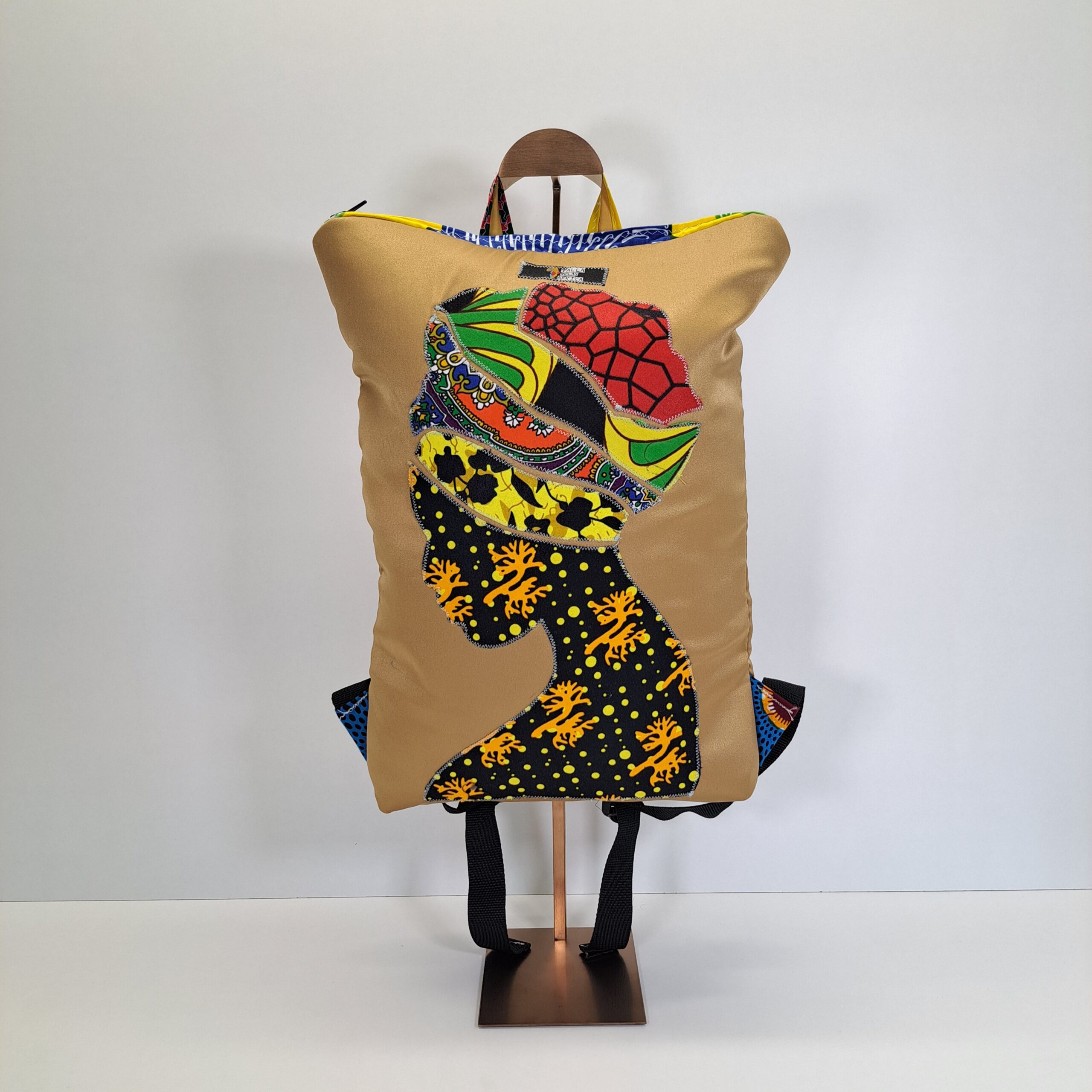 Mochila "Homenaje Maathai" – Diseño Único Hecho a Mano con Perfil Africano (Camel)