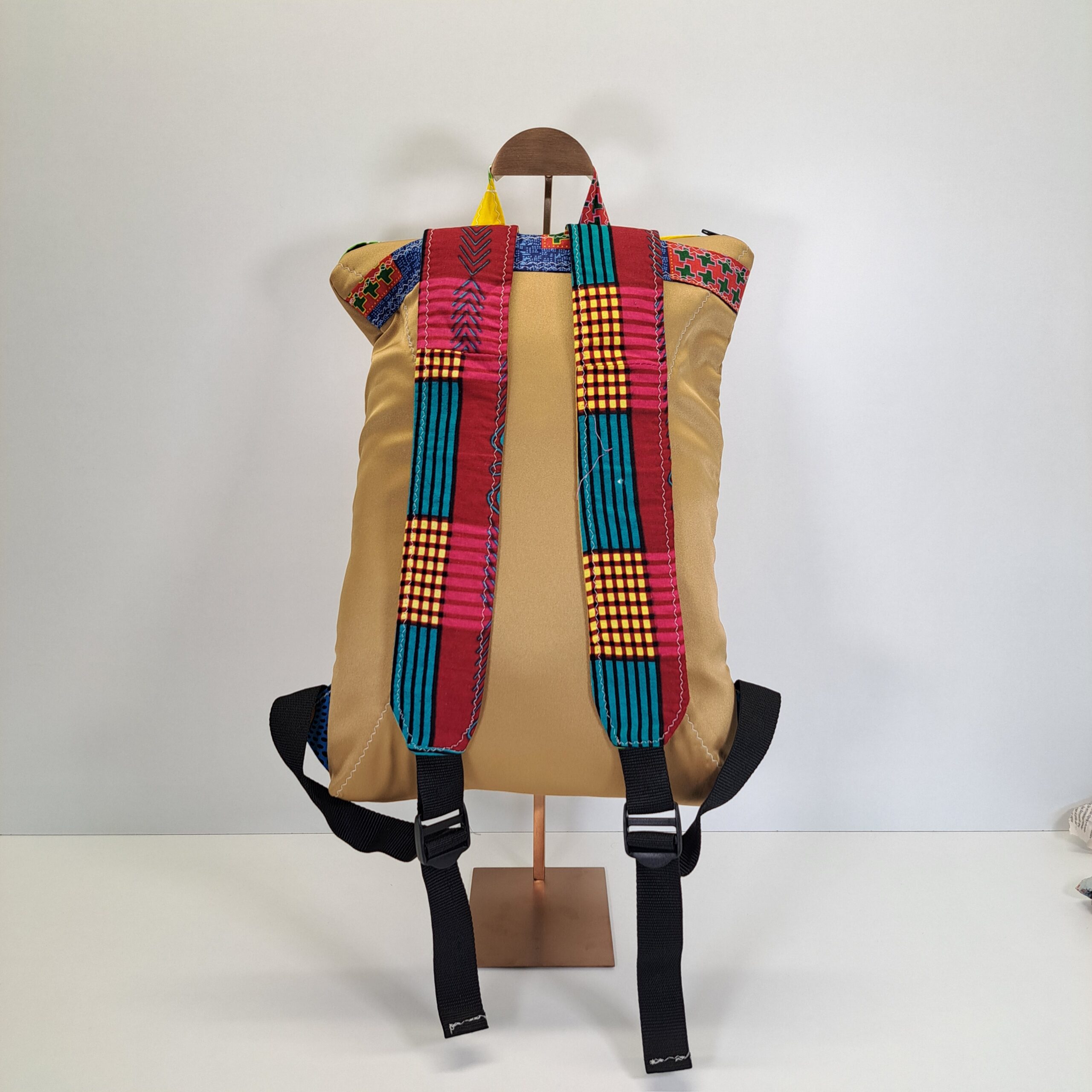 Mochila "Homenaje Maathai" – Diseño Único Hecho a Mano con Perfil Africano (Camel) - Imagen 2