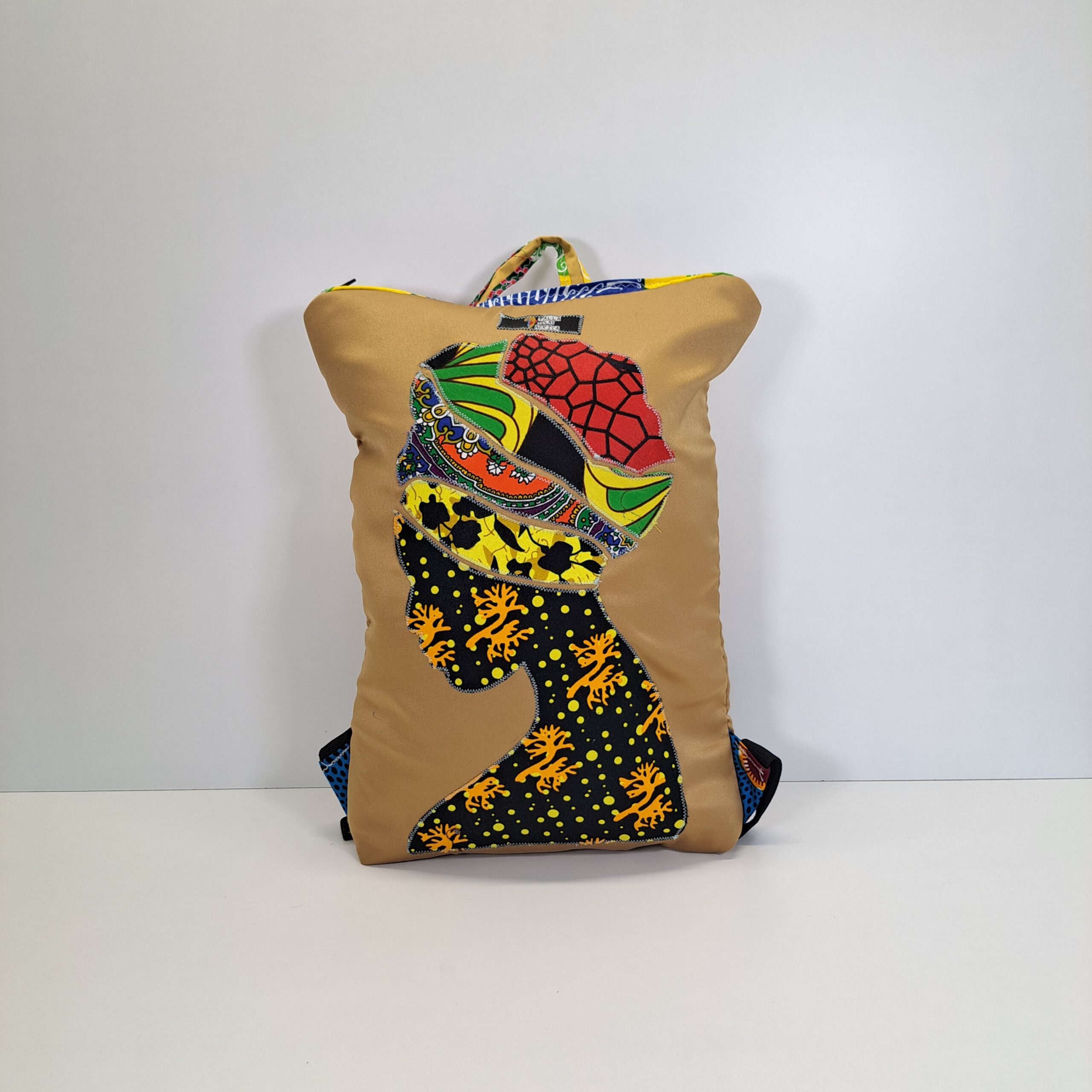 Mochila "Homenaje Maathai" – Diseño Único Hecho a Mano con Perfil Africano (Camel) - Imagen 3