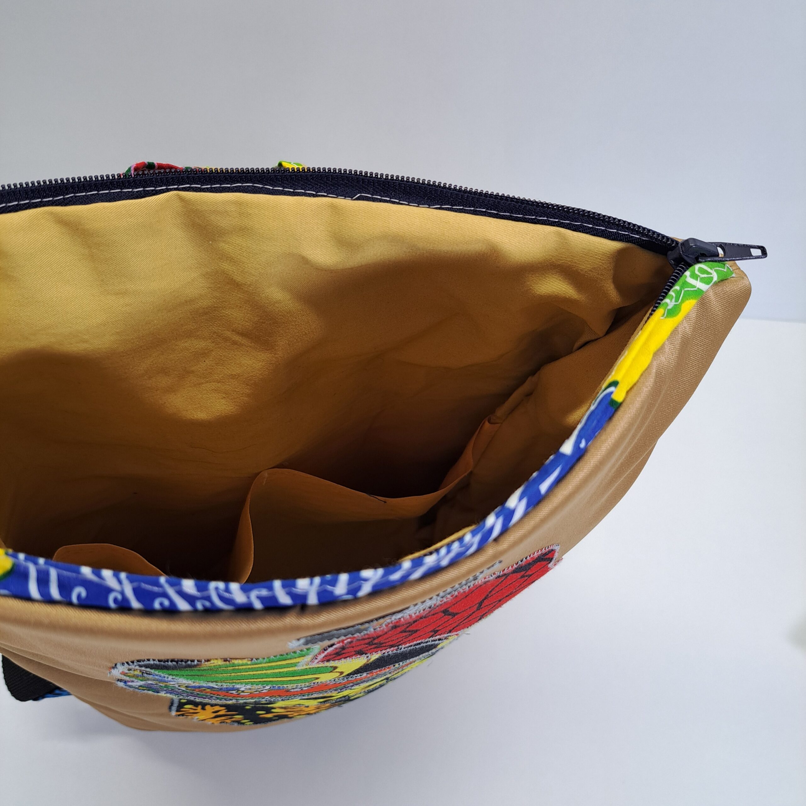 Mochila "Homenaje Maathai" – Diseño Único Hecho a Mano con Perfil Africano (Camel) - Imagen 4