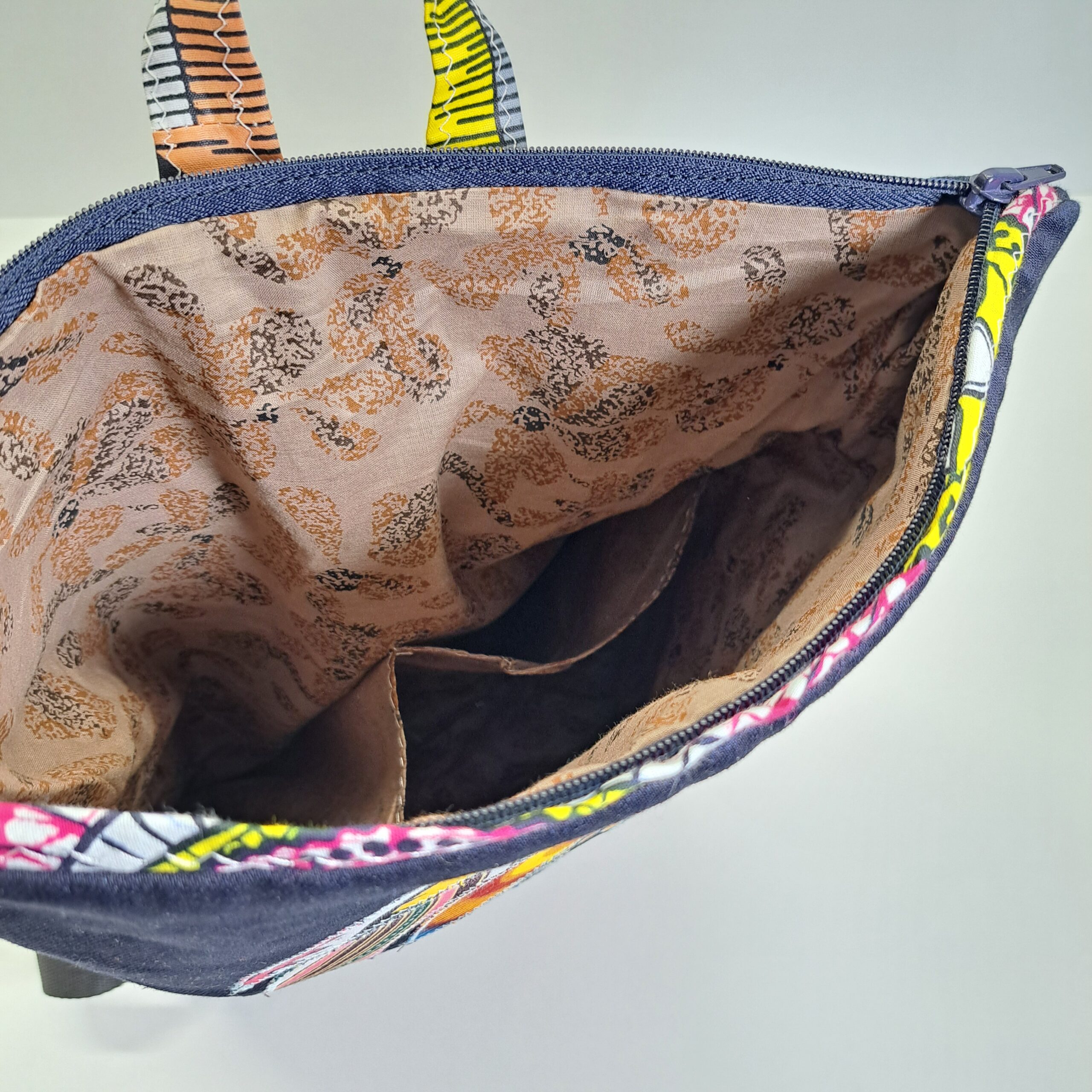 Mochila "Turbante de Tuareg" – Diseño Único Hecho a Mano con Rostro Africano (Vaquero Azul) - Imagen 4