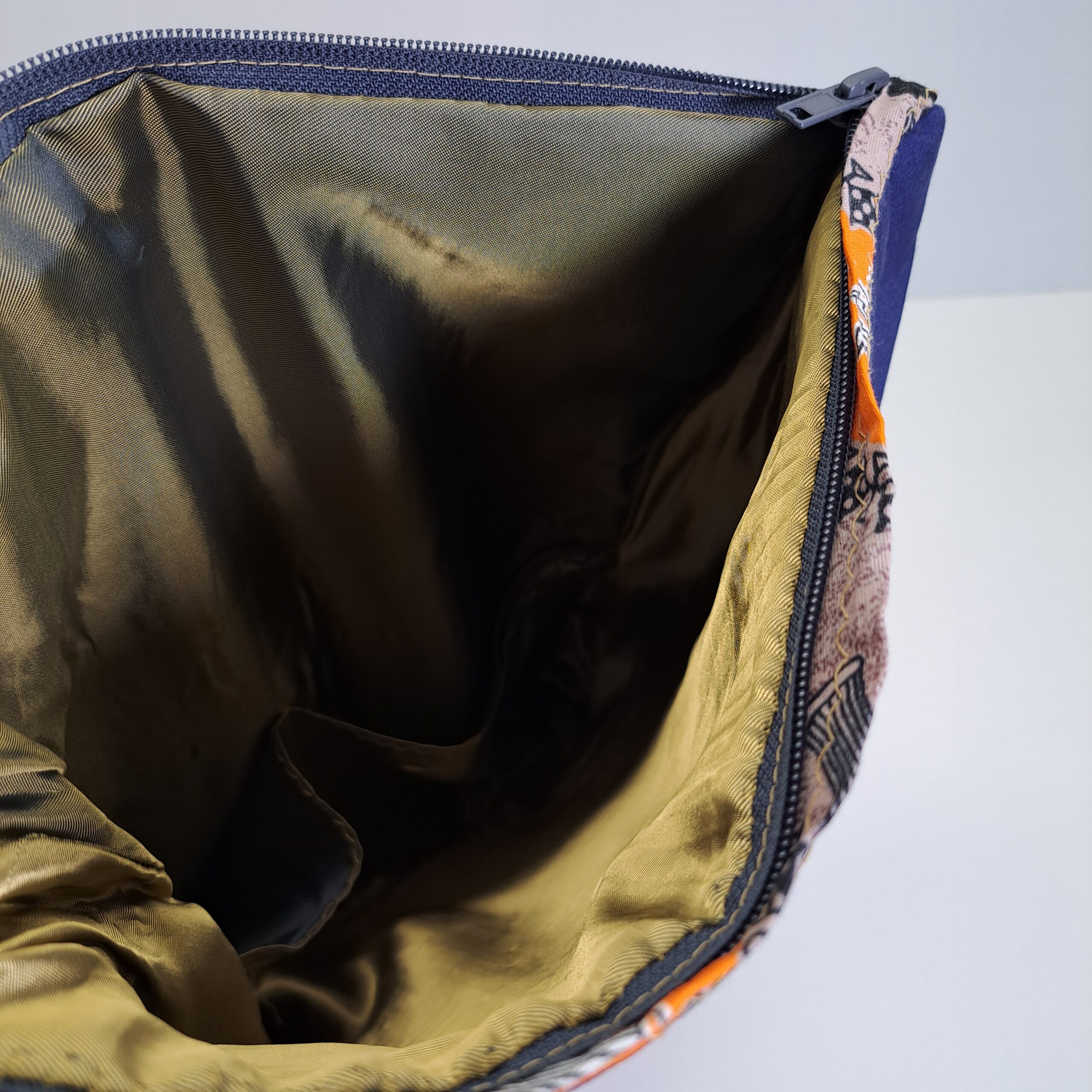 Mochila "Turbante de la Reina" – Diseño Único Hecho a Mano con Rostro Africano (Azul) - Imagen 4