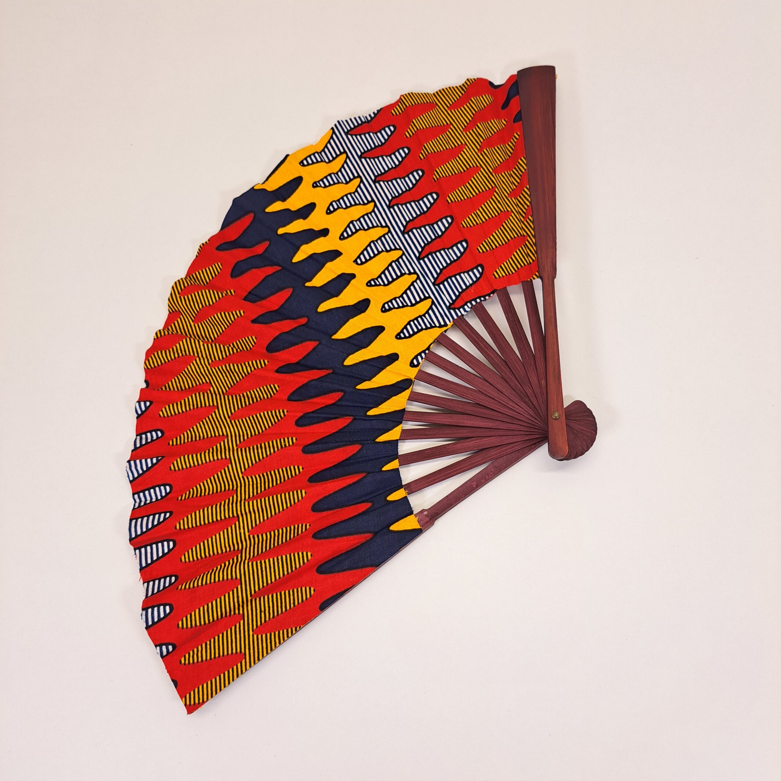 Abanico "Garra de Fuego" – Diseño Único Hecho a Mano con Doble Tela Wax - Imagen 2