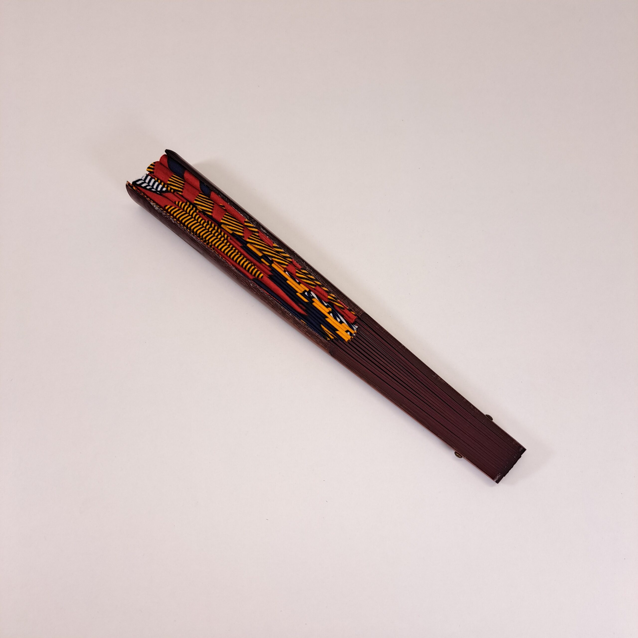 Abanico "Garra de Fuego" – Diseño Único Hecho a Mano con Doble Tela Wax - Imagen 3