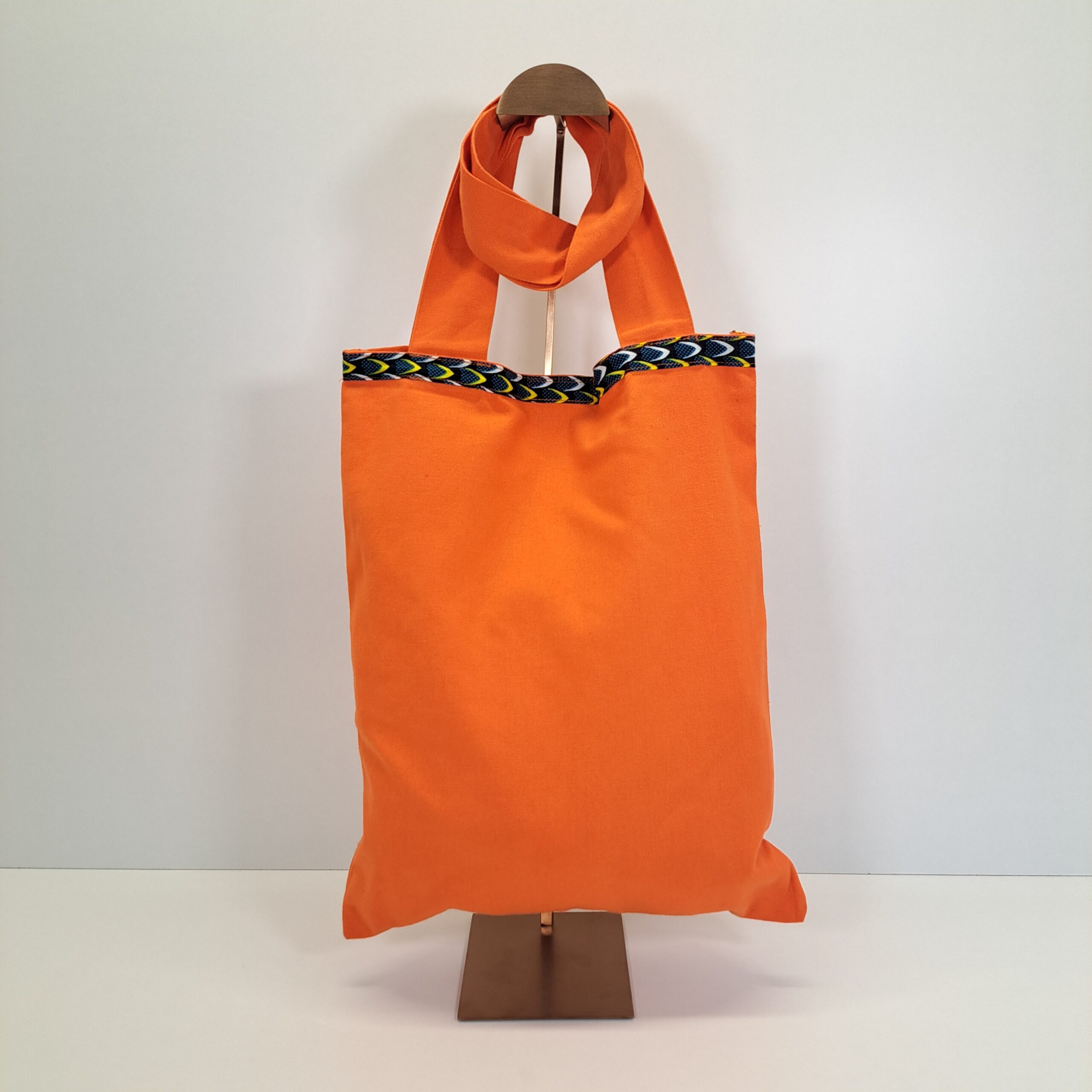 Bolsa "Turbante de la Libertad" – Diseño Único con Mosaico de Telas Wax (Naranja) - Imagen 2