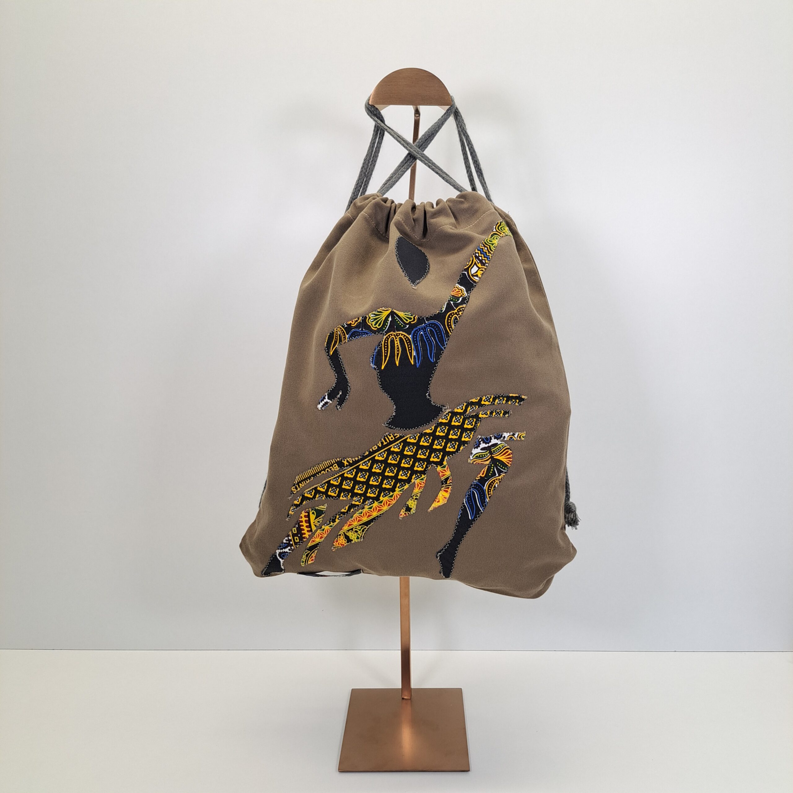 Mochila de Cordones "Bailarina de la Sabana" – Arte Textil en Movimiento (Marrón Tierra) - Imagen 2
