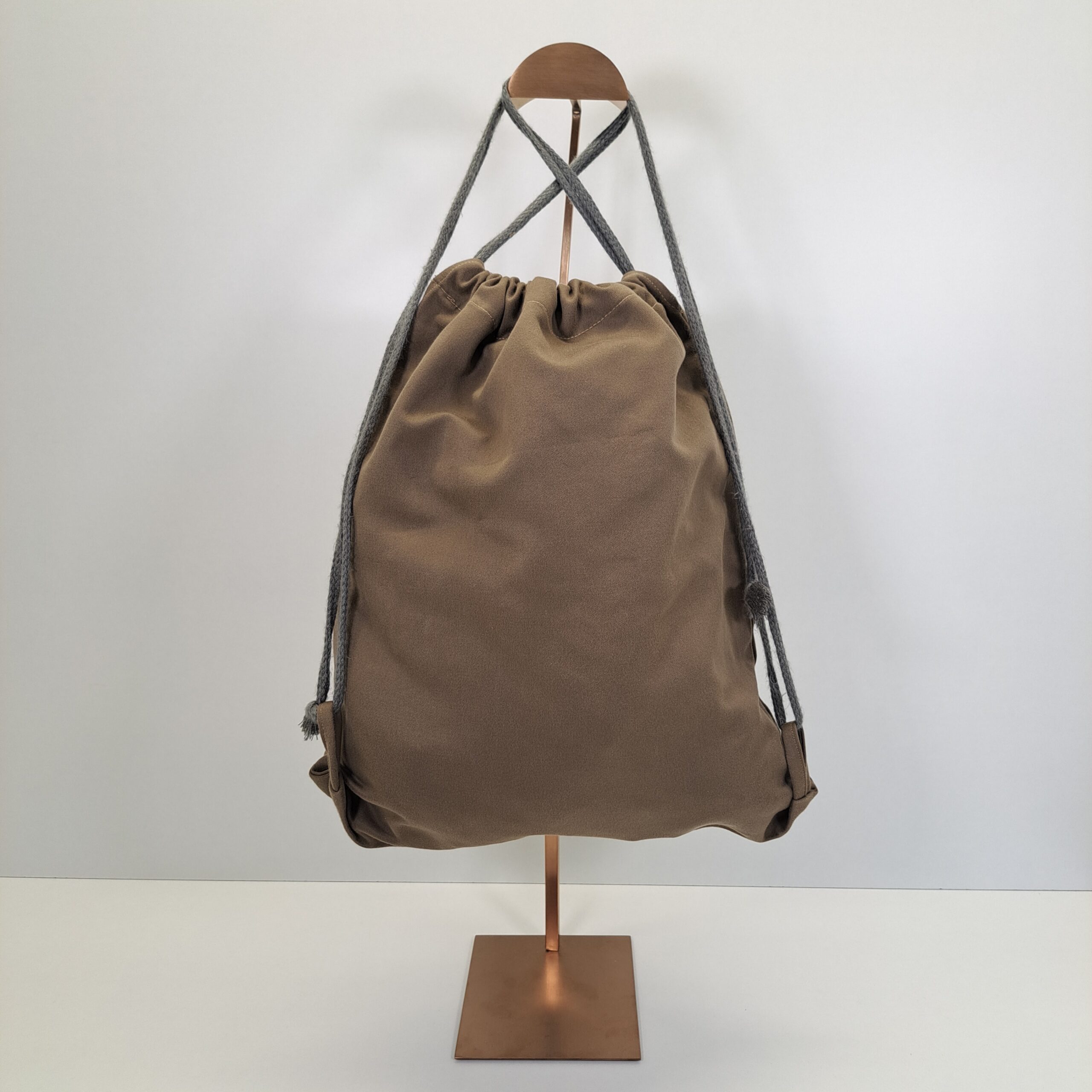 Mochila de Cordones "Bailarina de la Sabana" – Arte Textil en Movimiento (Marrón Tierra) - Imagen 3