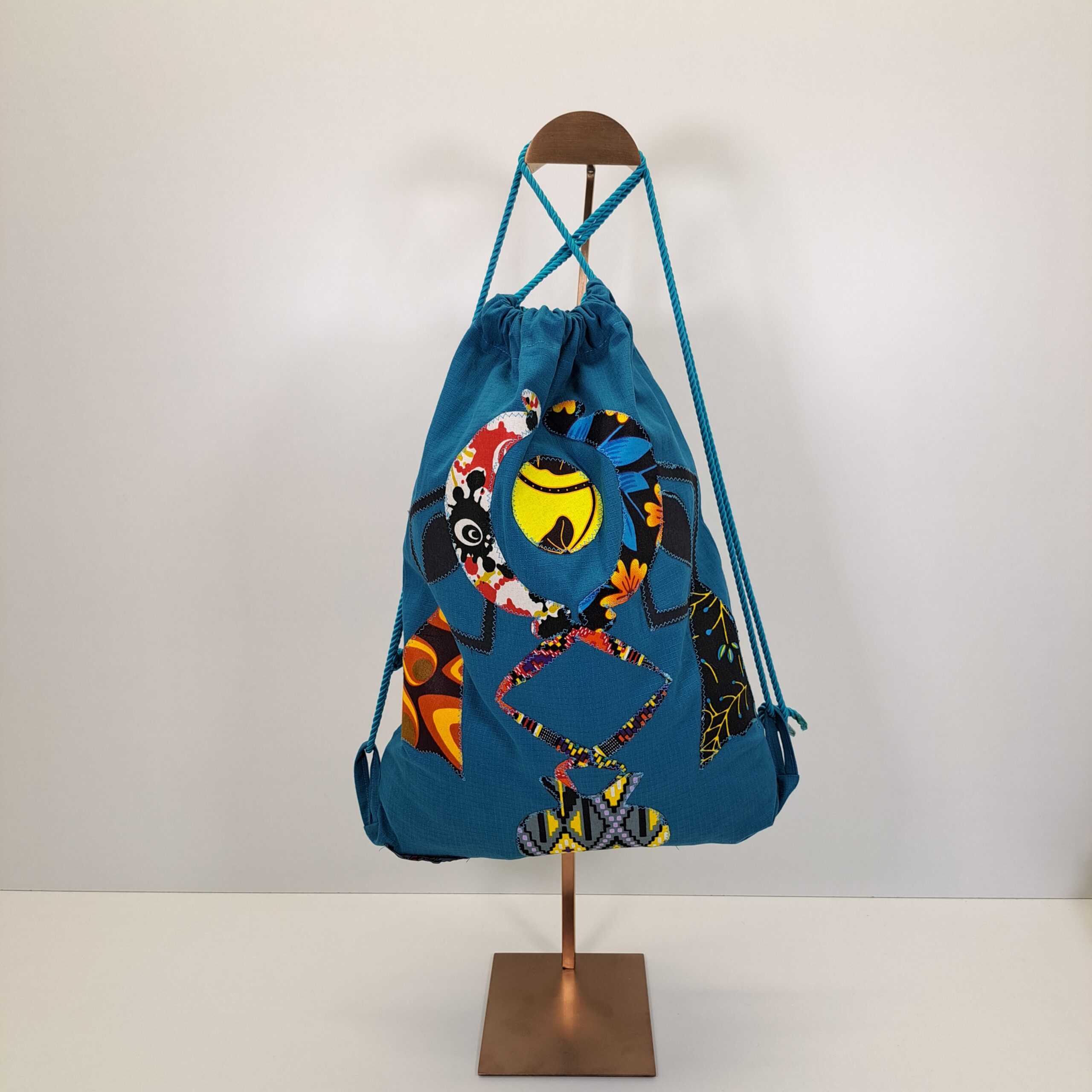 Mochila de Cordones "Dibujo de la Paz" – Arte Textil en Mosaico Wax (Azul Turquesa) - Imagen 2