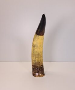 Alternative view of Cuerno de Vaca Decorativo Inciso y Pintado – Escena 'La Cosecha' (Pequeño)
