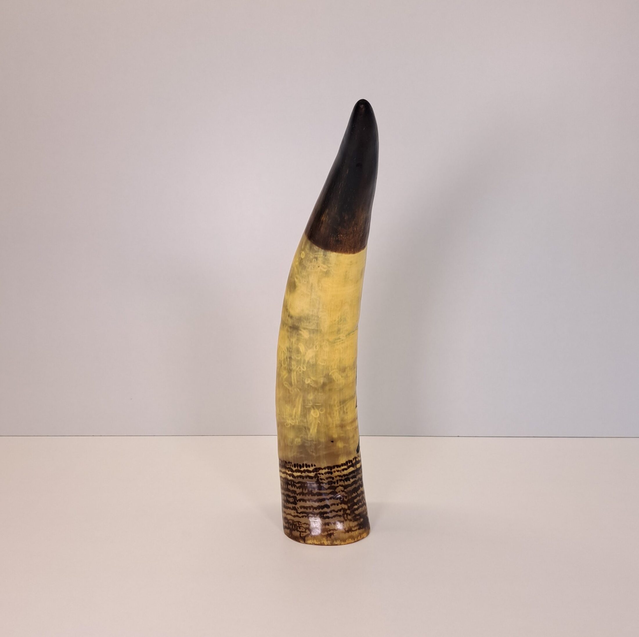 Cuerno de Vaca Decorativo Inciso y Pintado – Escena 'La Cosecha' (Pequeño) - Imagen 2