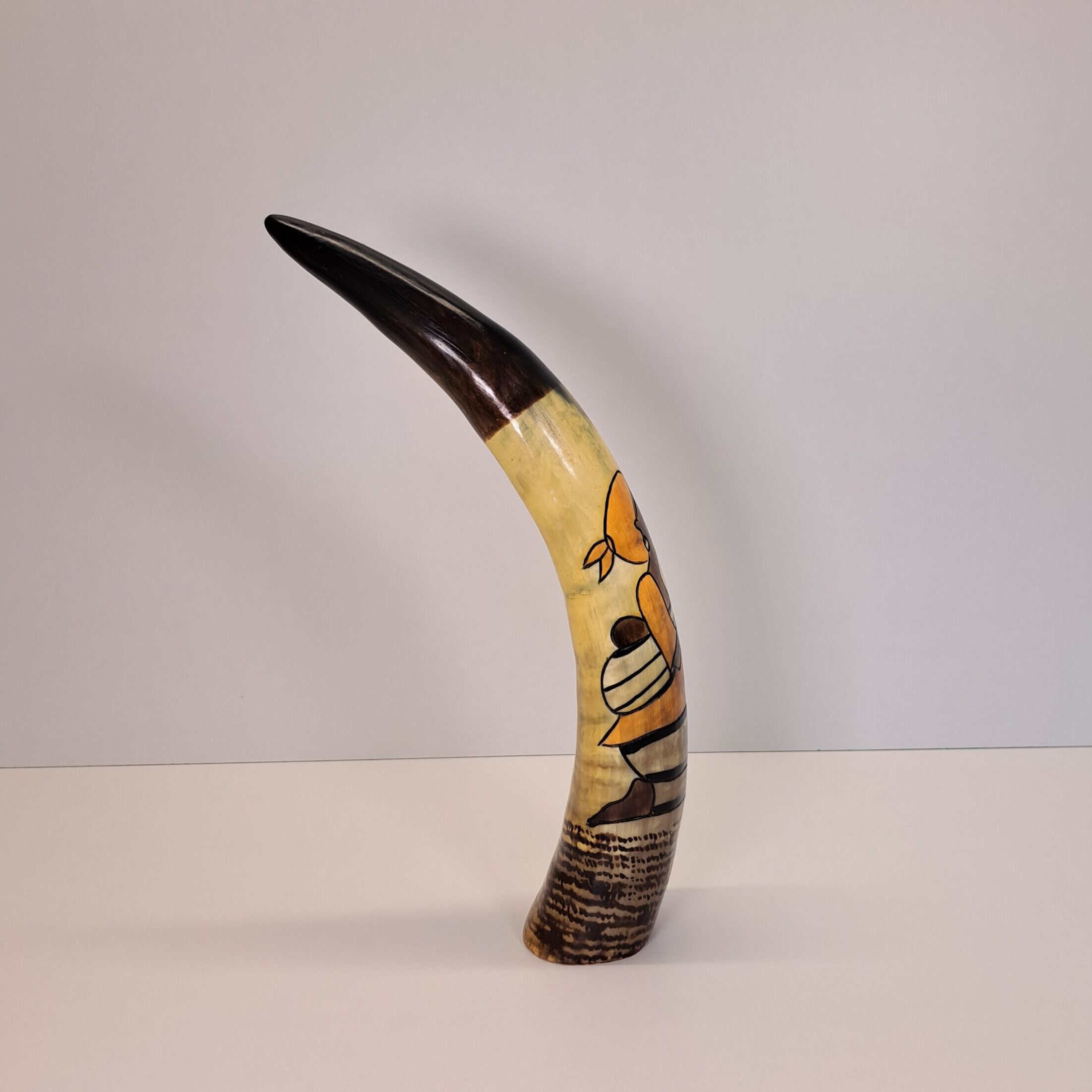 Cuerno de Vaca Decorativo Inciso y Pintado – Escena 'La Cosecha' (Pequeño) - Imagen 3