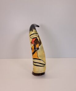 Cuerno de Vaca Decorativo Pintado a Mano – Escena 'La Portadora' (Pequeño)