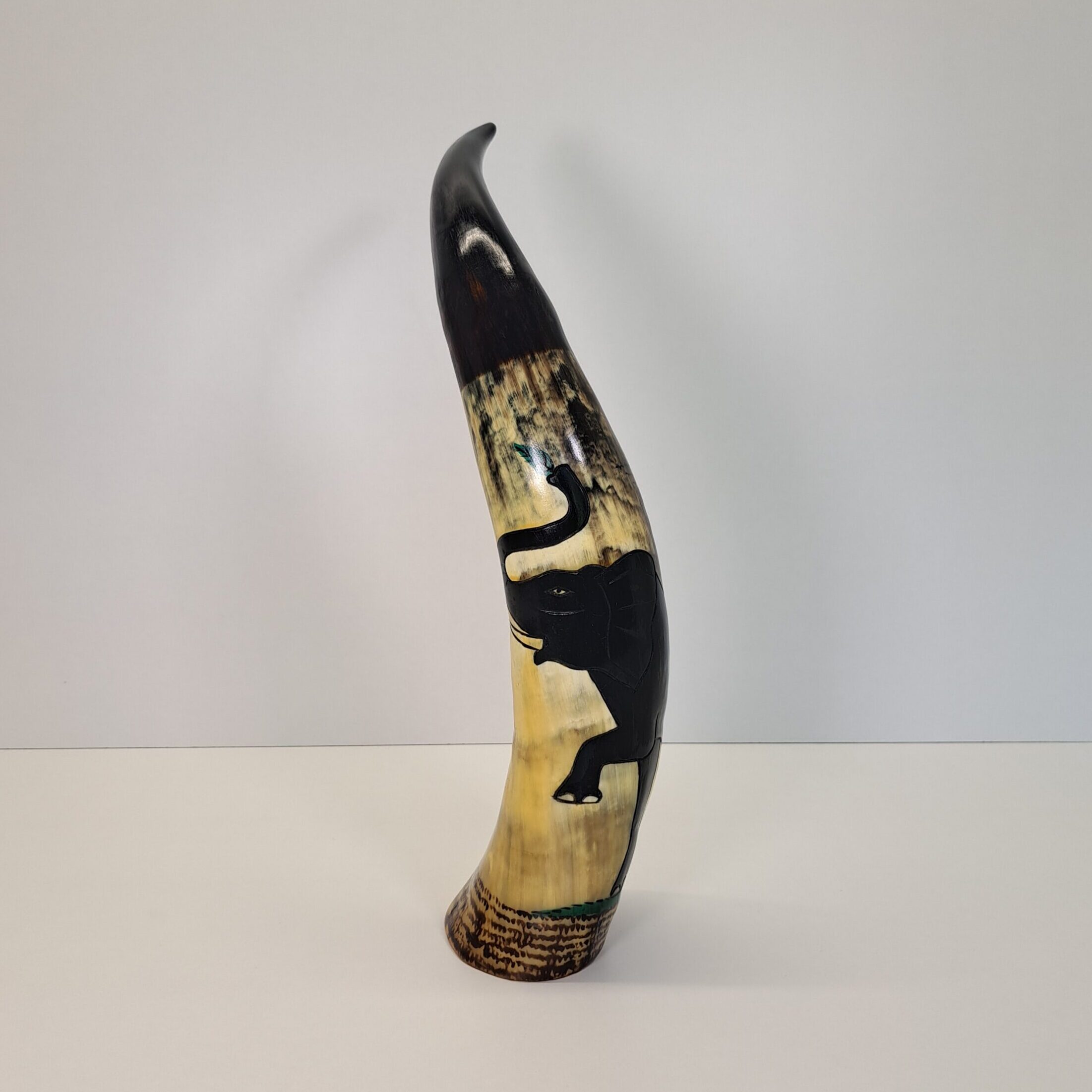 Cuerno de Vaca Decorativo Pintado a Mano – La Figura Envolvente del 'Gran Elefante' (Mediano)