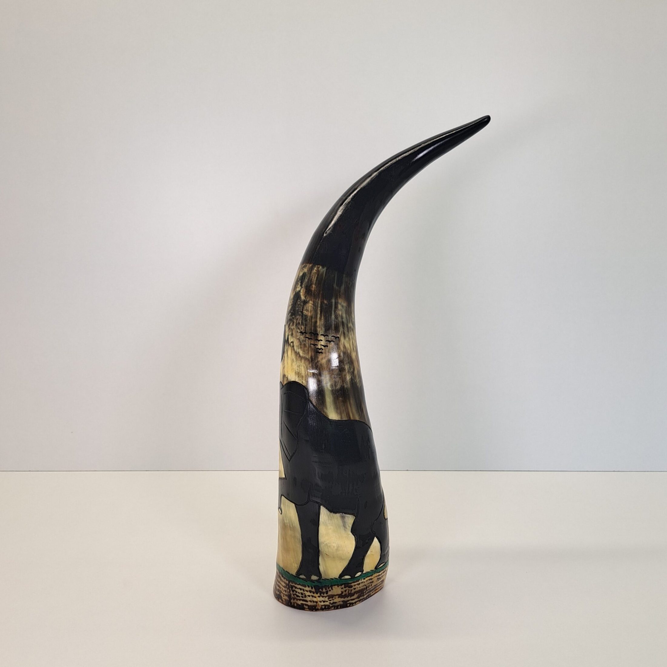Cuerno de Vaca Decorativo Pintado a Mano – La Figura Envolvente del 'Gran Elefante' (Mediano) - Imagen 2