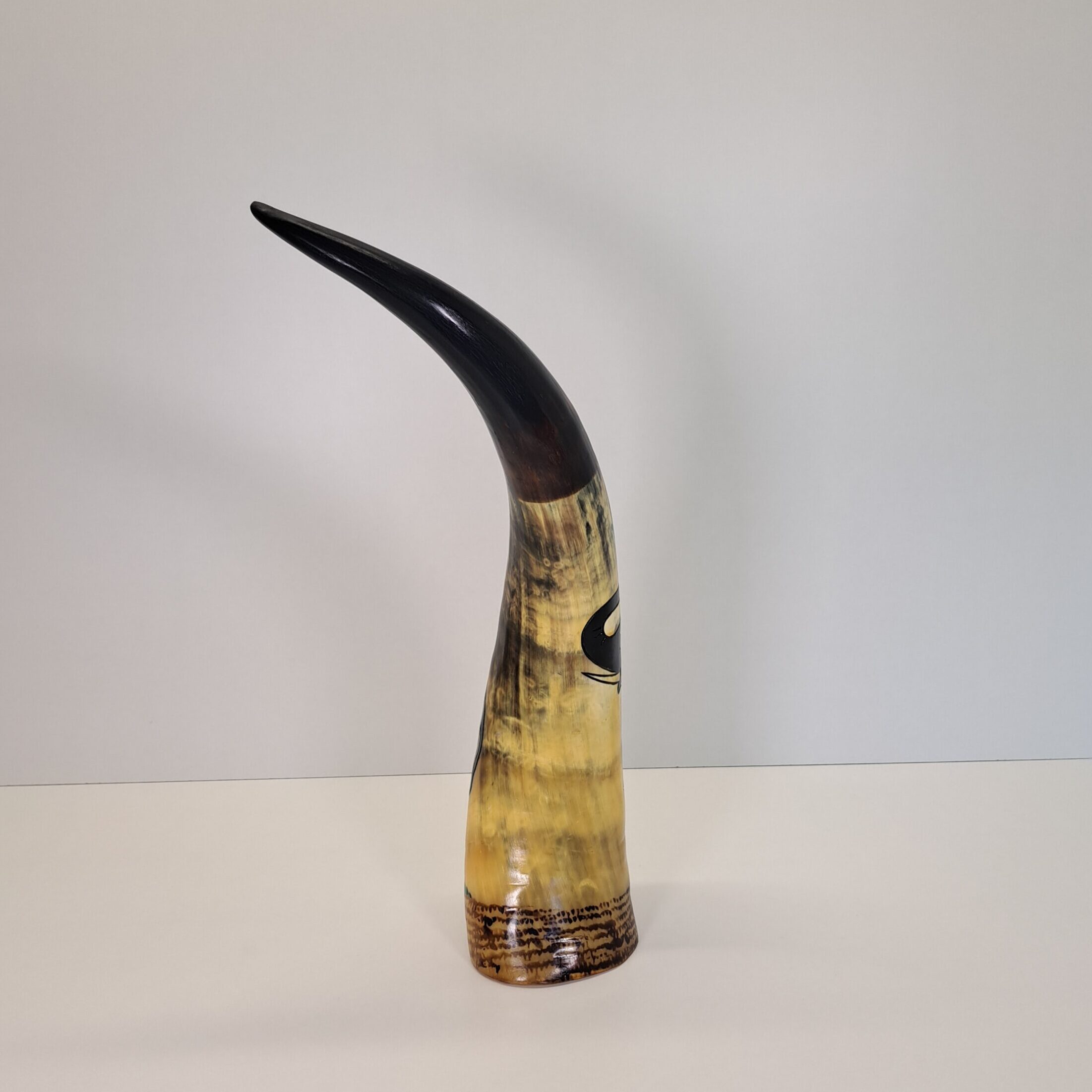 Cuerno de Vaca Decorativo Pintado a Mano – La Figura Envolvente del 'Gran Elefante' (Mediano) - Imagen 4