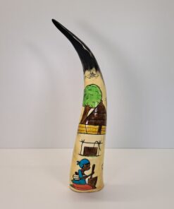 Cuerno de Vaca Decorativo Pintado a Mano – Escena 'Maternidad en el Poblado' (Mediano)
