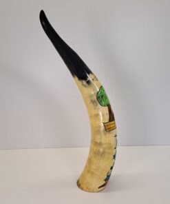 Alternative view of Cuerno de Vaca Decorativo Pintado a Mano – Escena 'Maternidad en el Poblado' (Mediano)