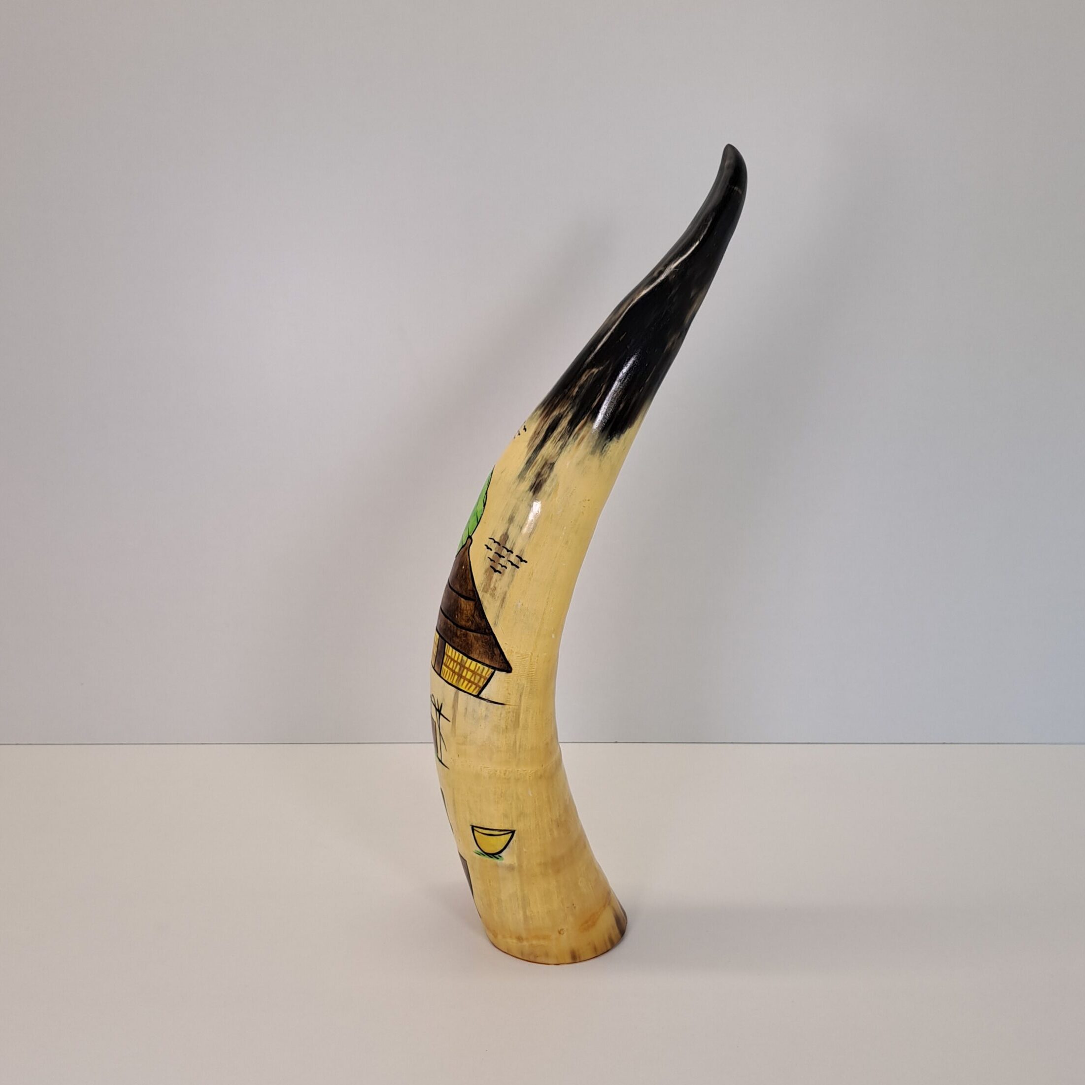 Cuerno de Vaca Decorativo Pintado a Mano – Escena 'Maternidad en el Poblado' (Mediano) - Imagen 4