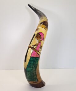 Cuerno de Vaca Decorativo Inciso y Pintado – Escena 'Maternidad y Poblado' (Grande)