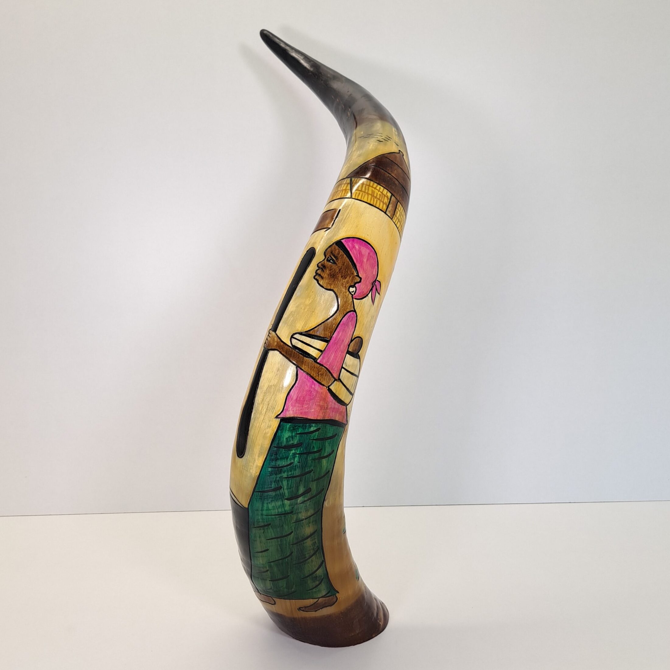 Cuerno de Vaca Decorativo Inciso y Pintado – Escena 'Maternidad y Poblado' (Grande)