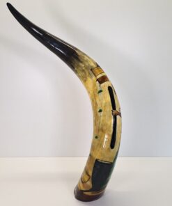 Alternative view of Cuerno de Vaca Decorativo Inciso y Pintado – Escena 'Jirafa en la Sabana' (Grande)
