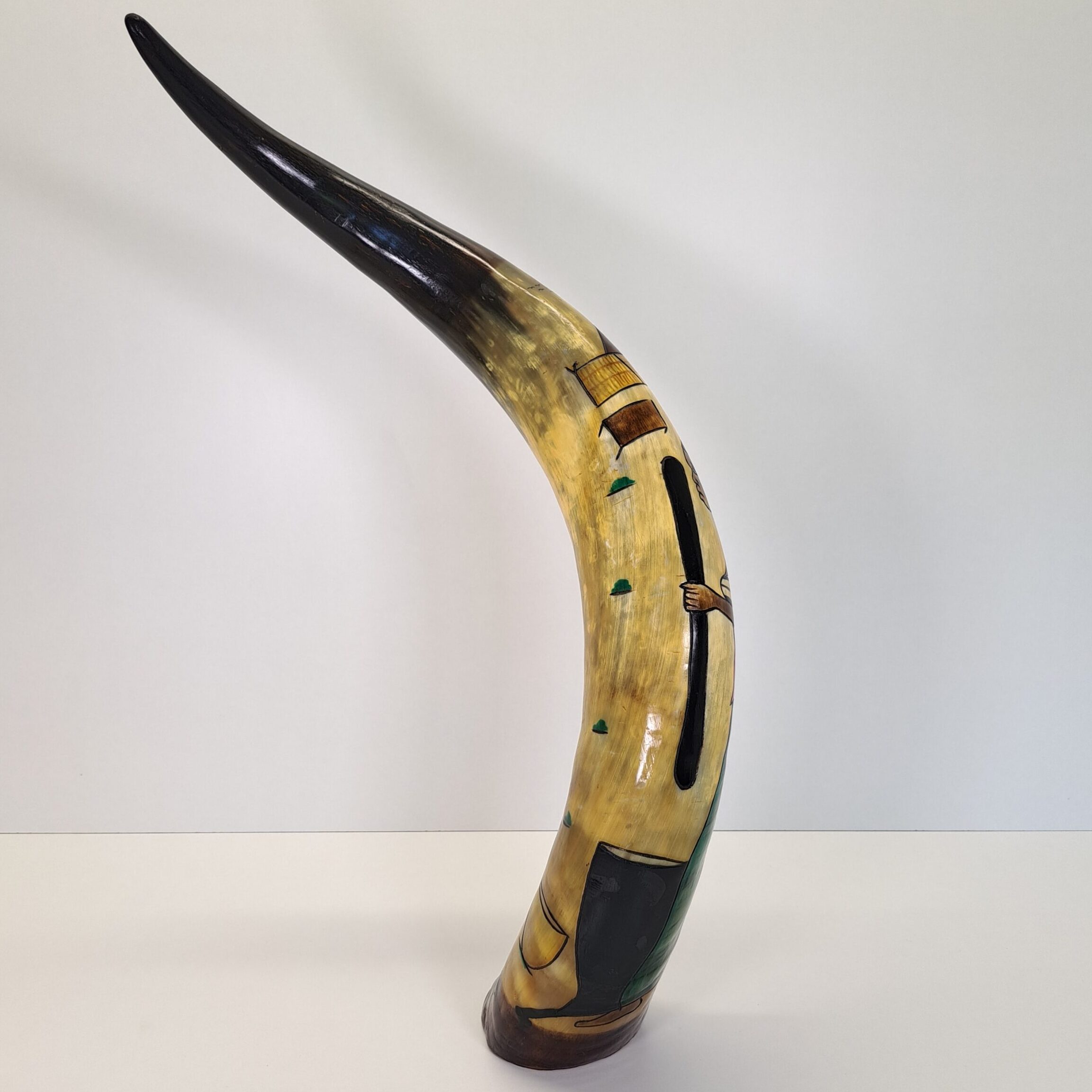 Cuerno de Vaca Decorativo Inciso y Pintado – Escena 'Maternidad y Poblado' (Grande) - Imagen 2