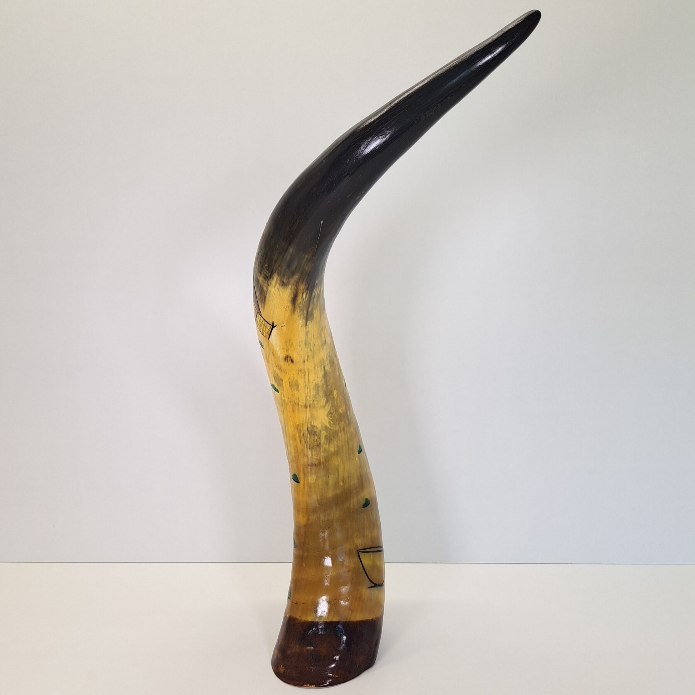 Cuerno de Vaca Decorativo Inciso y Pintado – Escena 'Maternidad y Poblado' (Grande) - Imagen 3