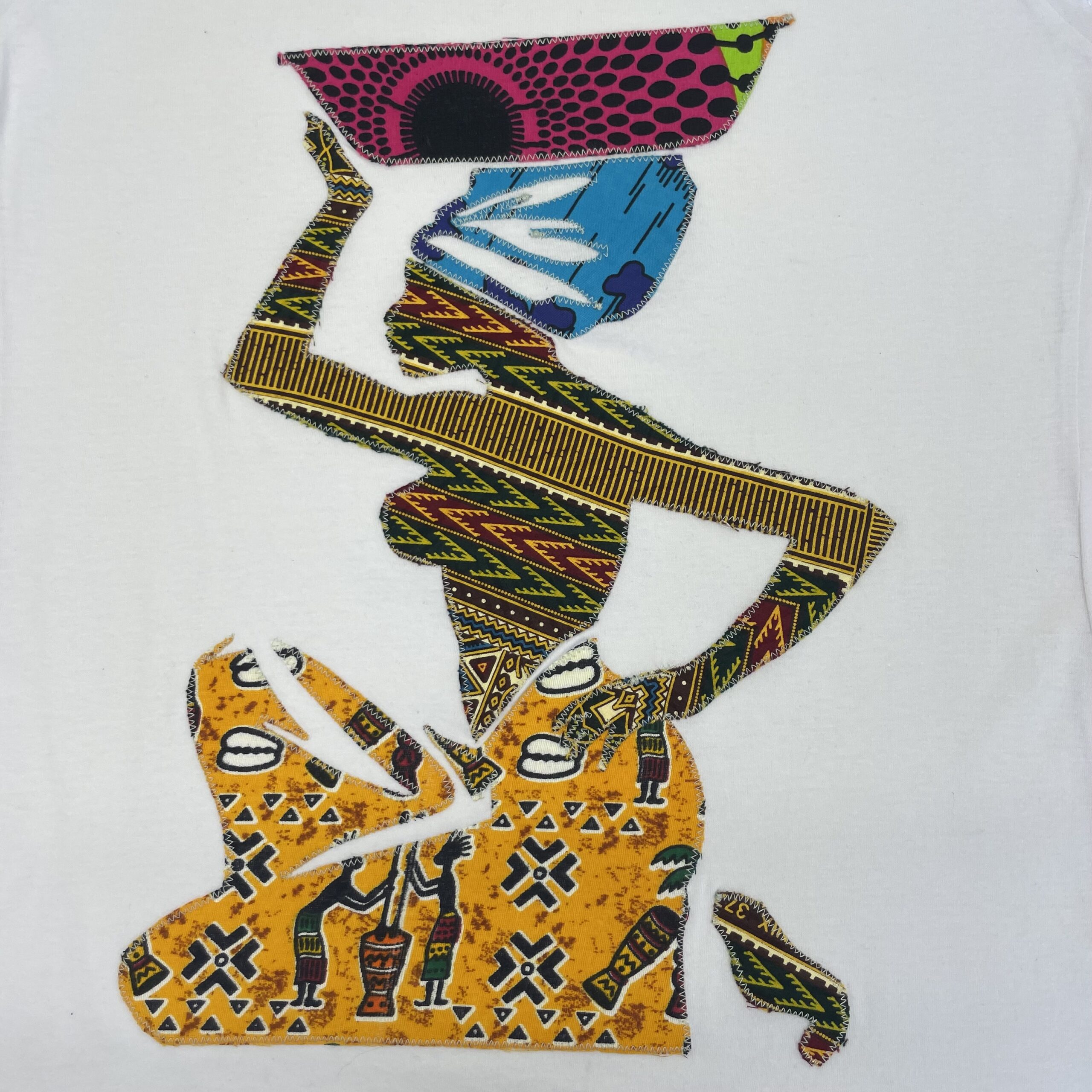 Camiseta Artesanal Colección "Matabane" – Color Blanco y Aplique Hecho a Mano (Talla L) - Imagen 4