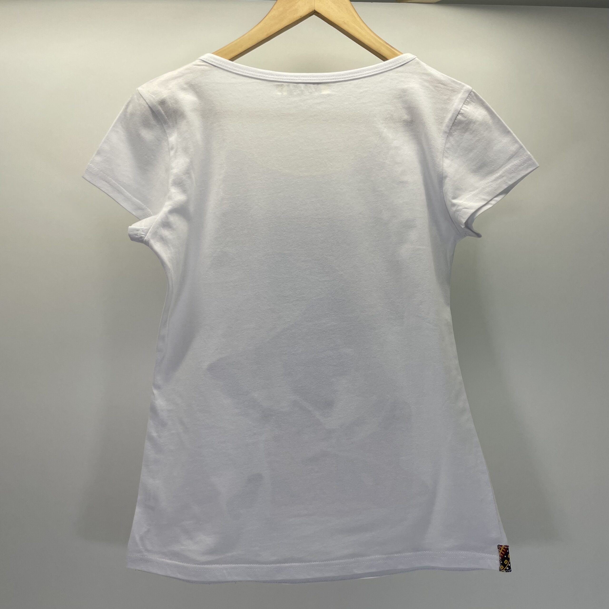 Camiseta Artesanal Colección "Matabane" – Color Blanco y Aplique Hecho a Mano (Talla L) - Imagen 2