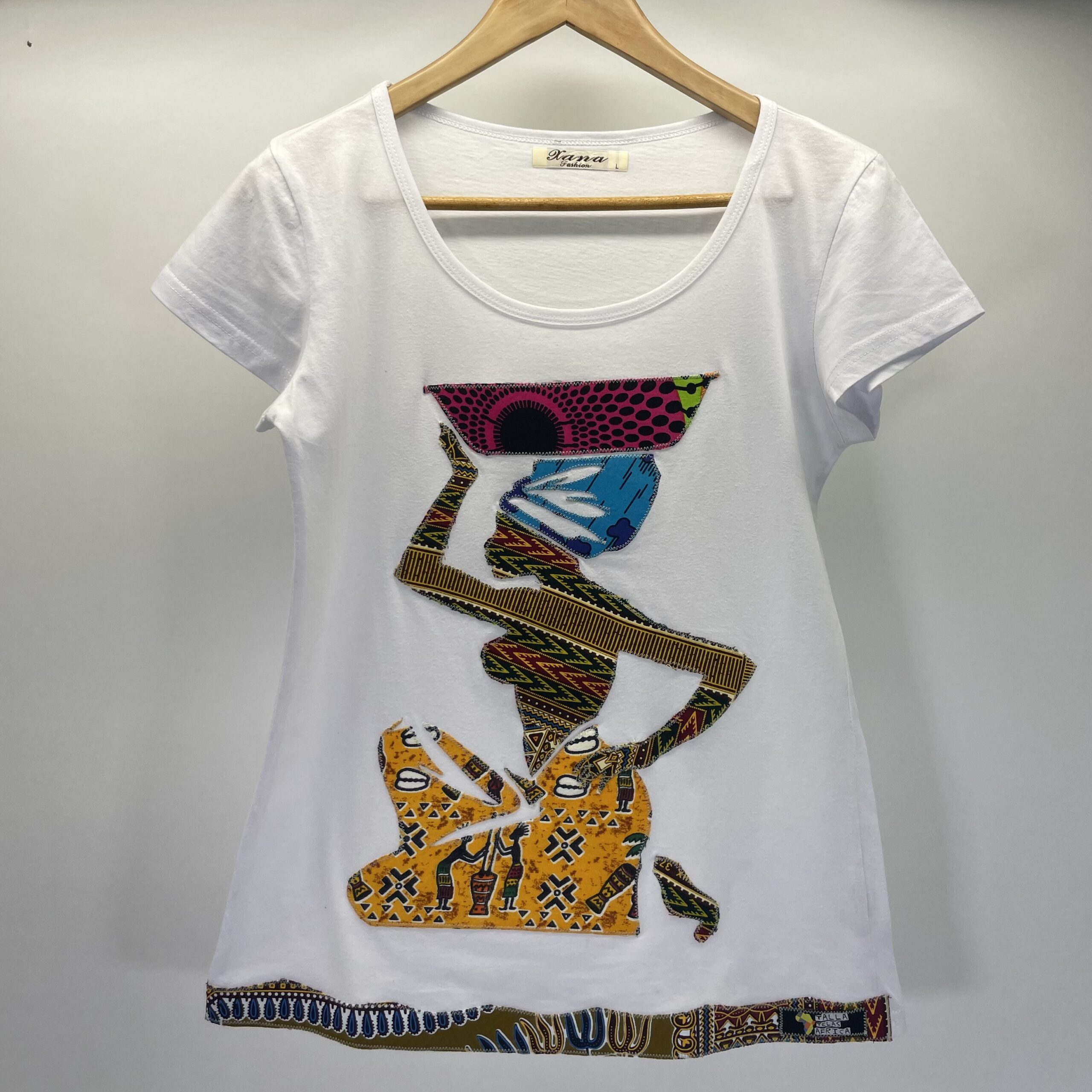 Camiseta Artesanal Colección "Matabane" – Color Blanco y Aplique Hecho a Mano (Talla L)
