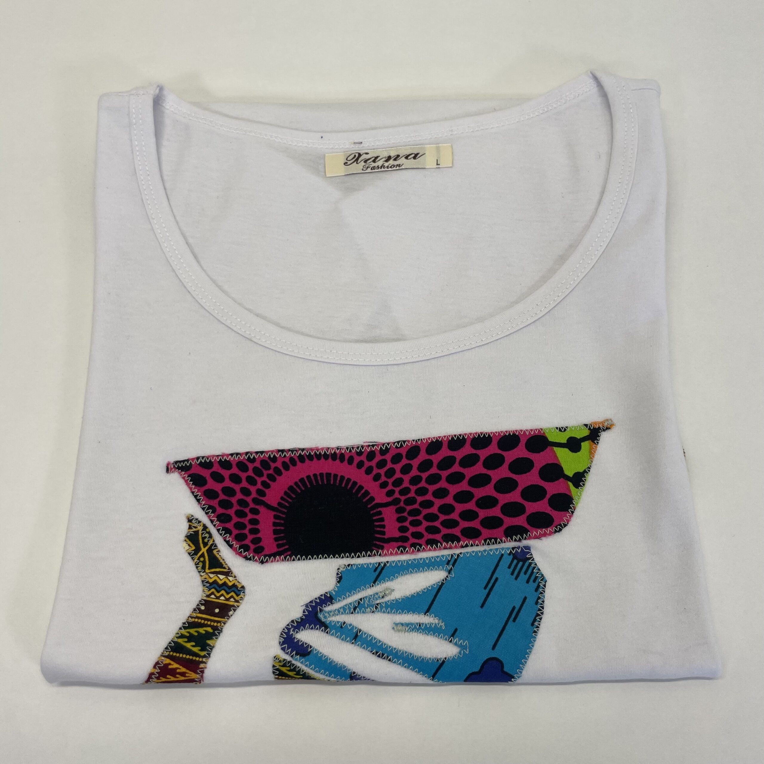 Camiseta Artesanal Colección "Matabane" – Color Blanco y Aplique Hecho a Mano (Talla L) - Imagen 5