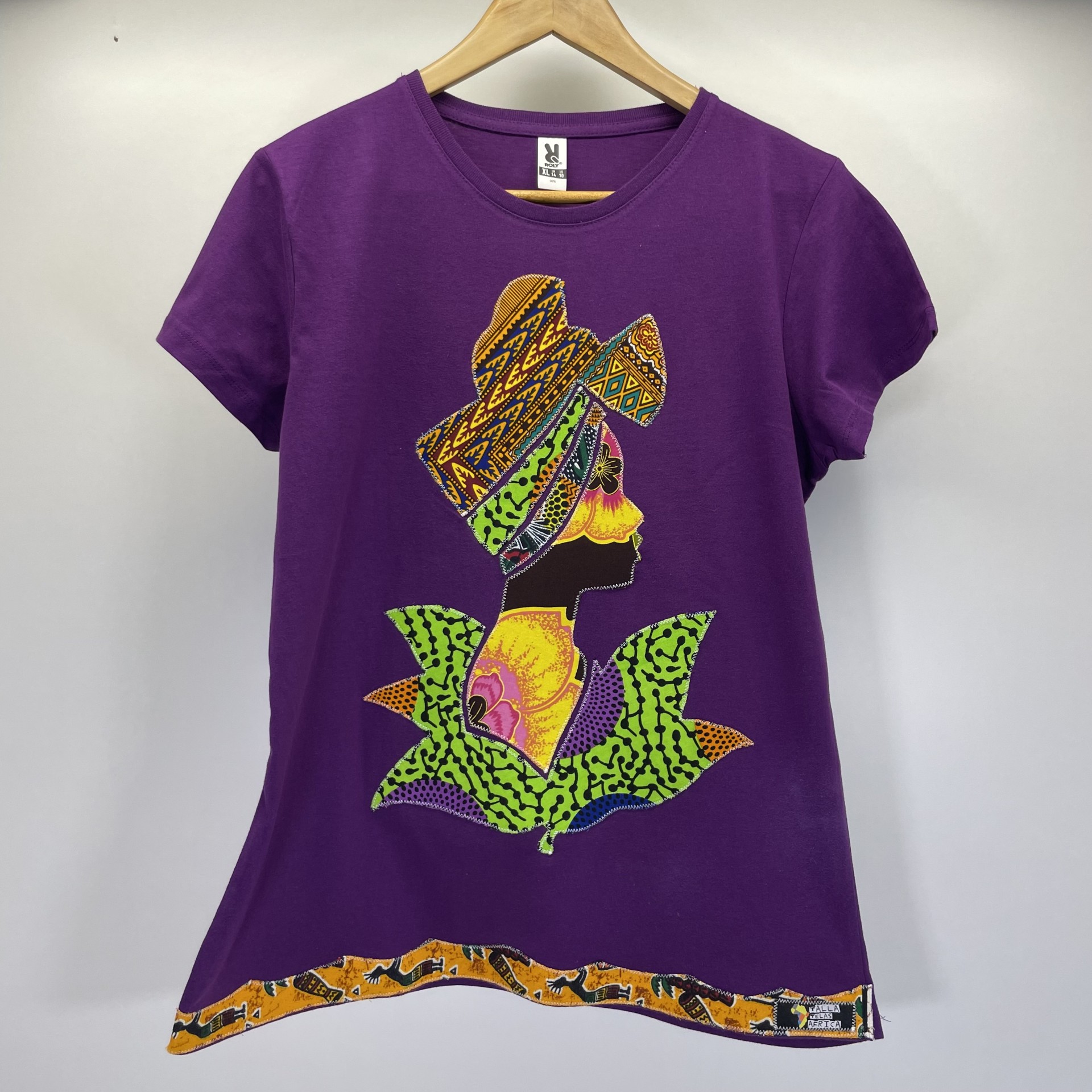 ROLY - Camiseta Artesanal Colección "Funmilayo" – Color Morado y Aplique Hecho a Mano (Talla XL)
