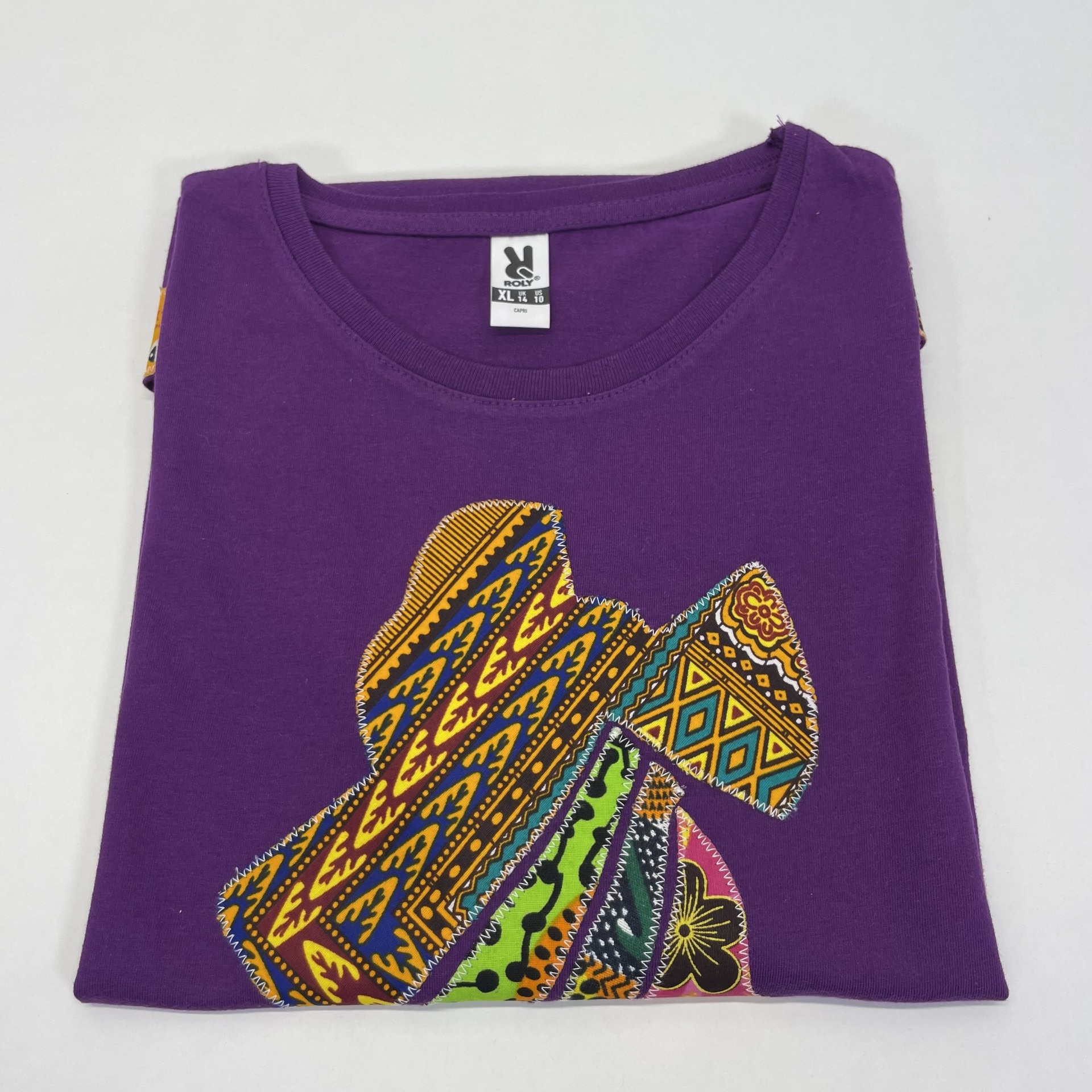 ROLY - Camiseta Artesanal Colección "Funmilayo" – Color Morado y Aplique Hecho a Mano (Talla XL) - Imagen 5