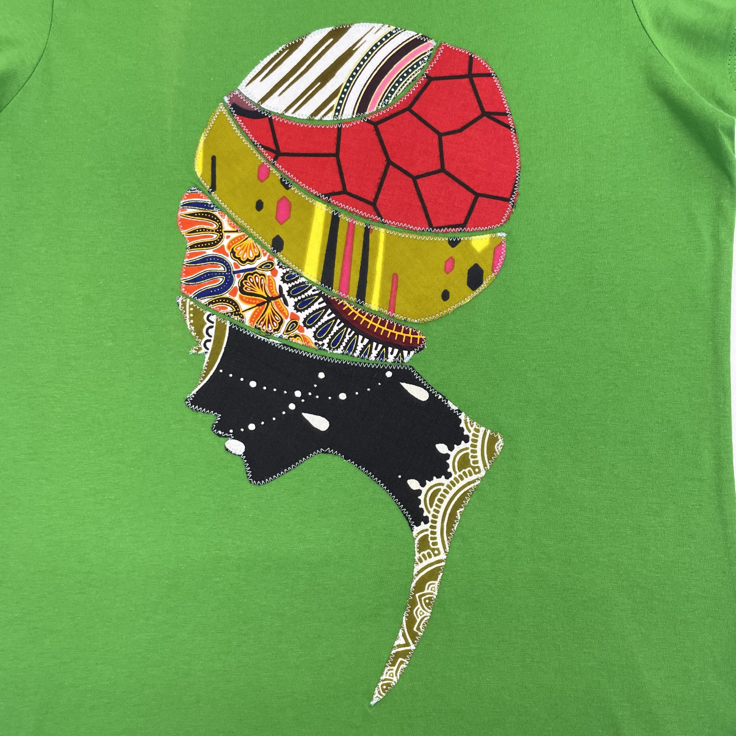 ROLY - Camiseta Artesanal Colección "Turbante de la libertad" – Color Verde y Aplique Hecho a Mano (Talla L) - Imagen 4