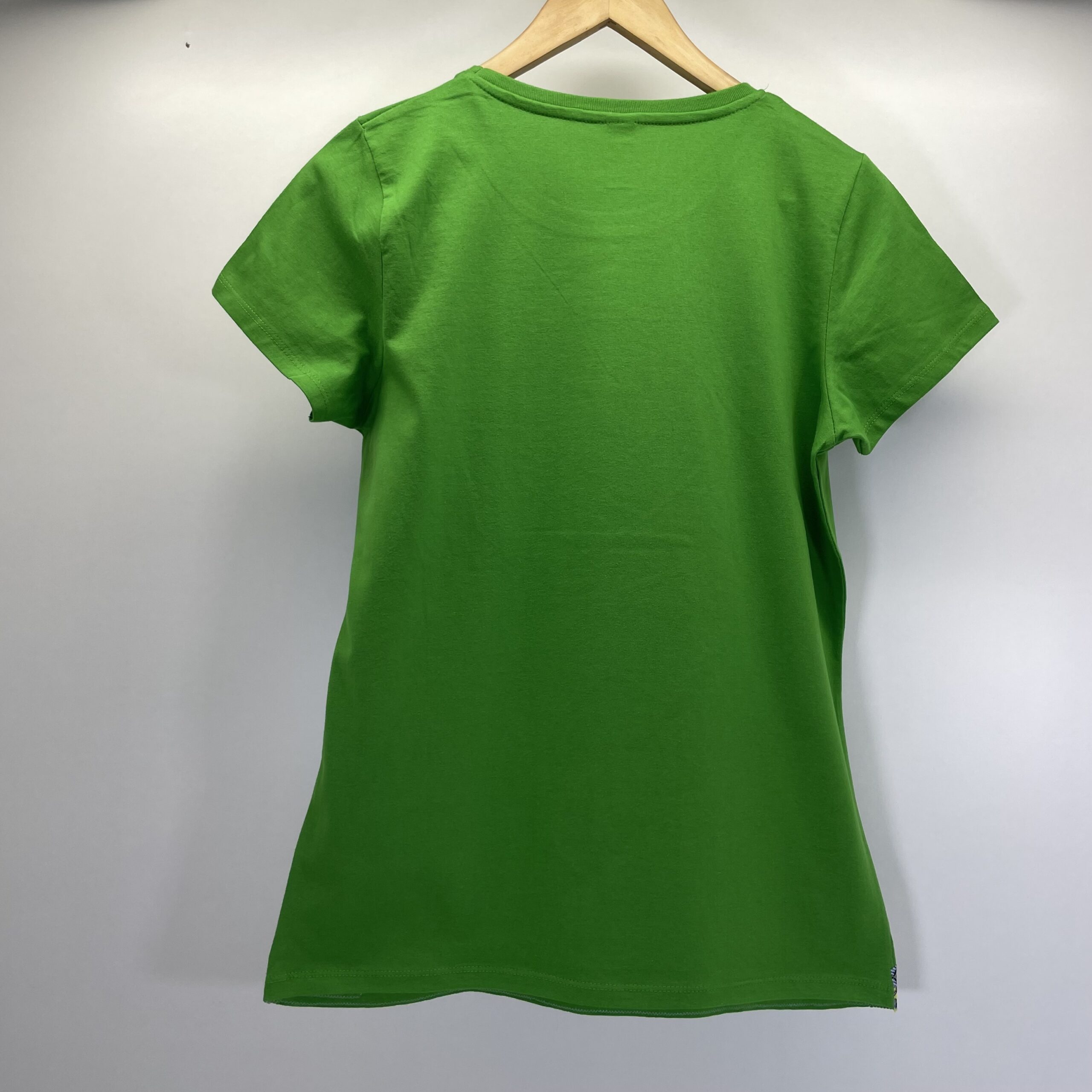 ROLY - Camiseta Artesanal Colección "Turbante de la libertad" – Color Verde y Aplique Hecho a Mano (Talla L) - Imagen 2